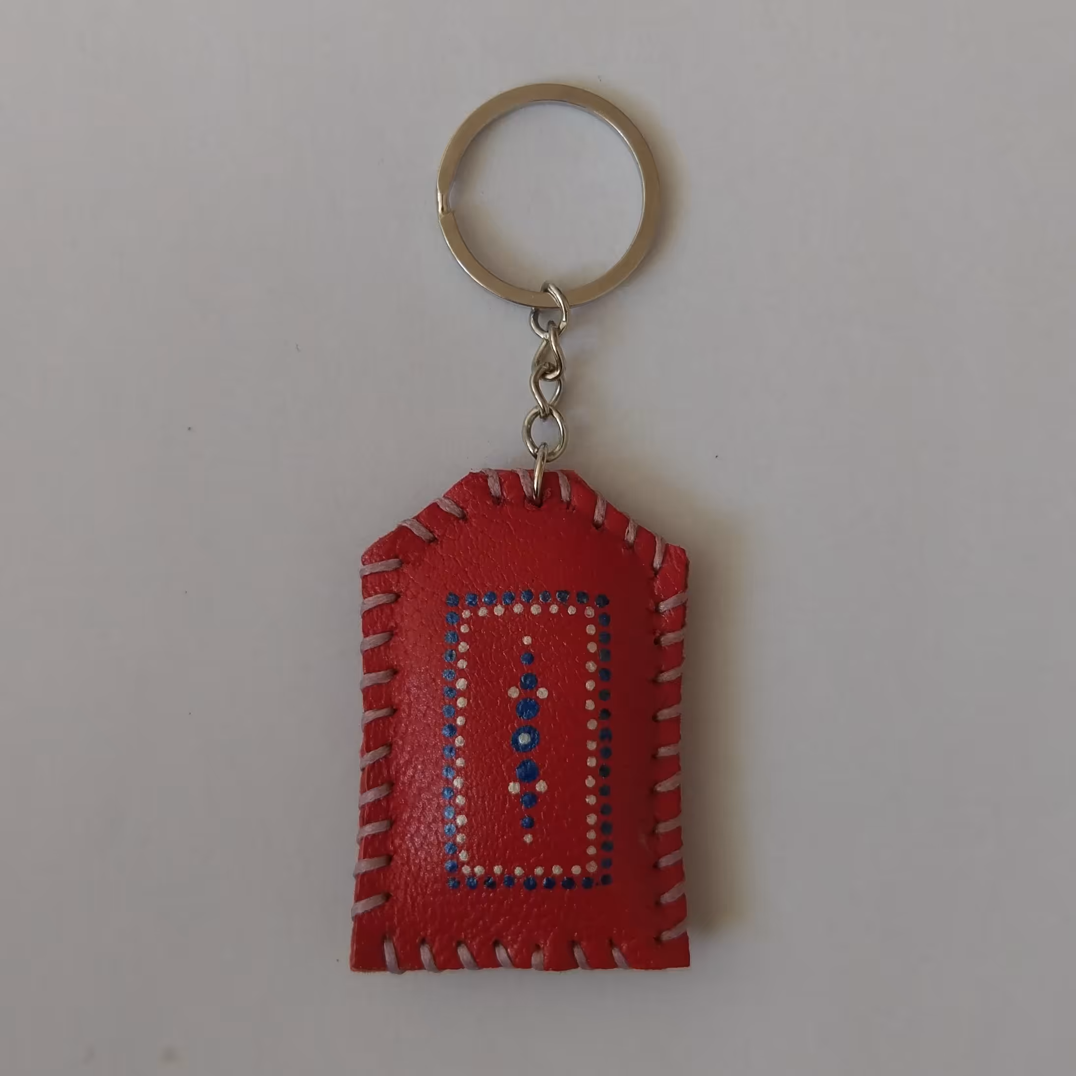 جاکلیدی چرمی قرمز با نقطه کوبی 