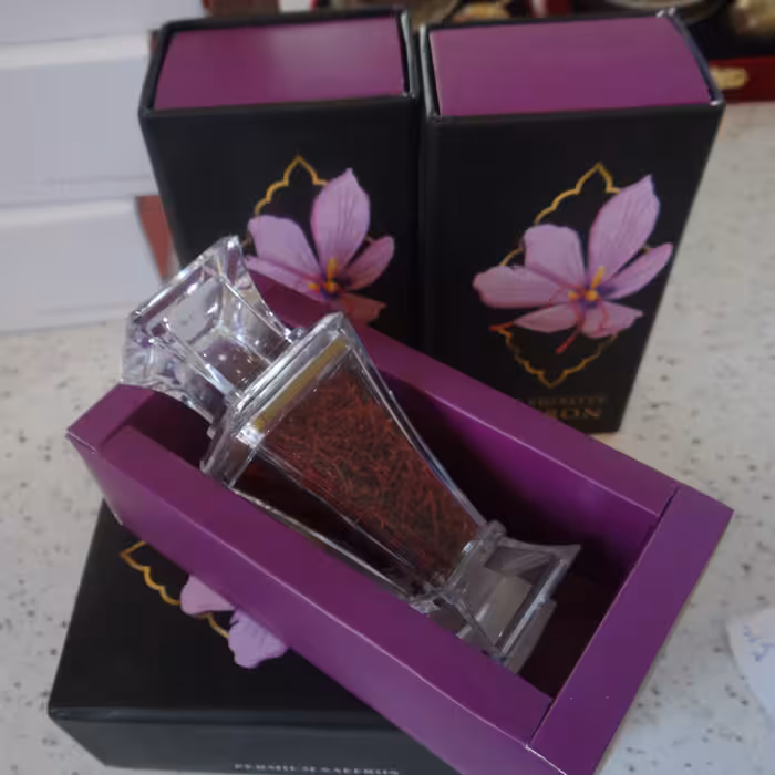 زعفران سرگل درجه یک قاینات بسته بندی شکیل مناسب هدیه، نیم مثقالی