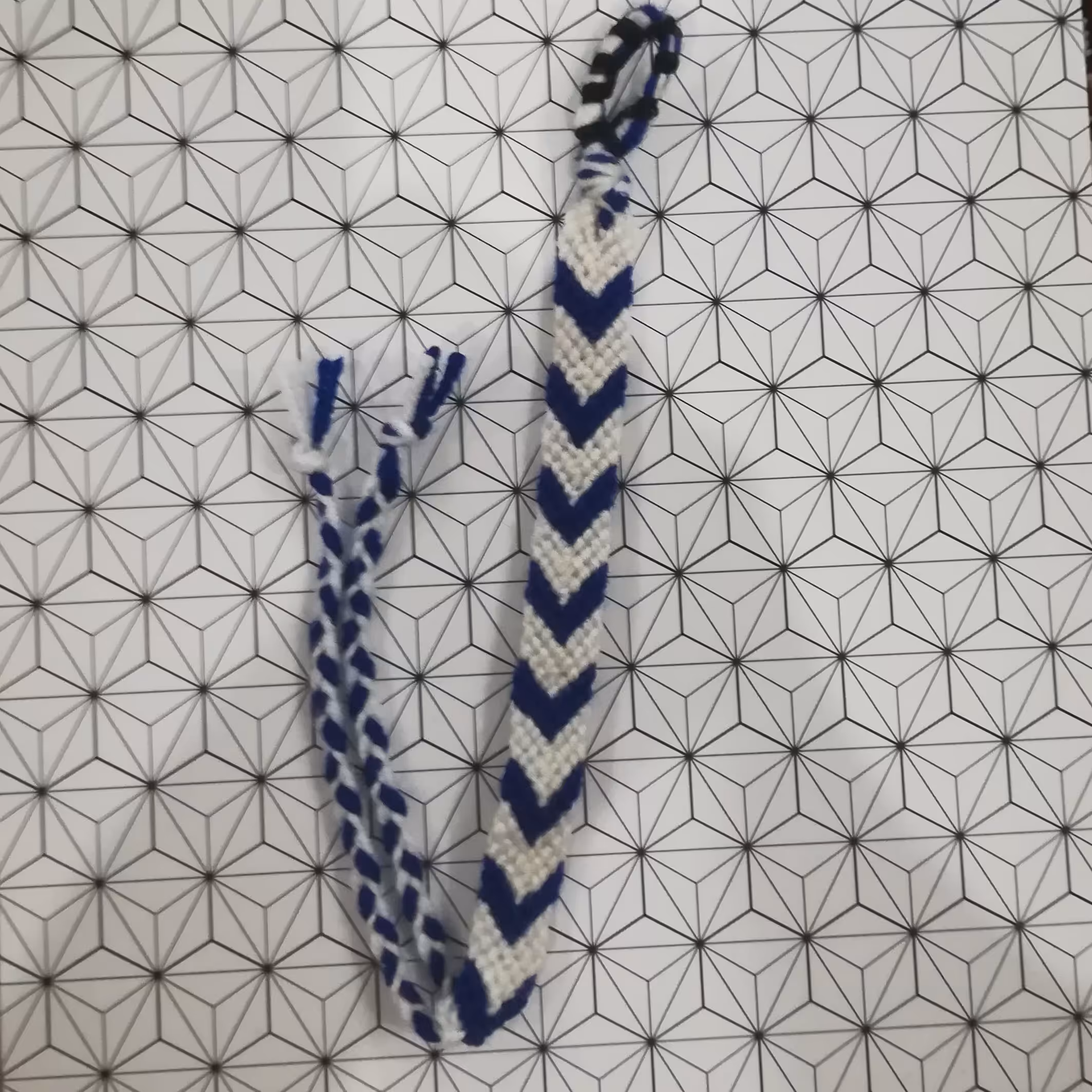 دستبند دوستی بافتنی طرح هفتی و هشتی رنگ سفید،سرمه ای 