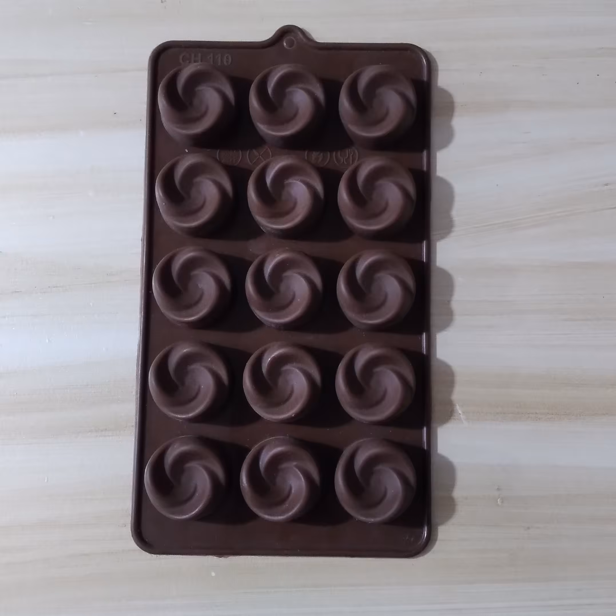 قالب شکلات وپاستیل  وحلوای سیلیکونی