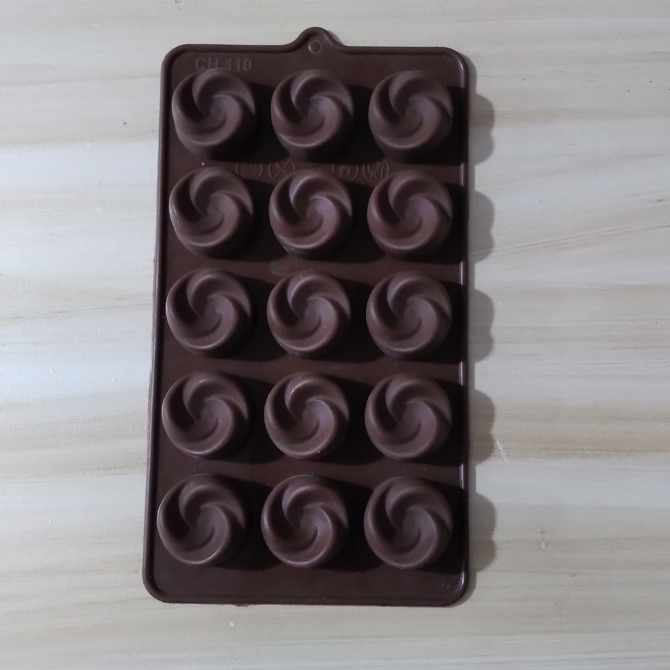 قالب شکلات وپاستیل  وحلوای سیلیکونی