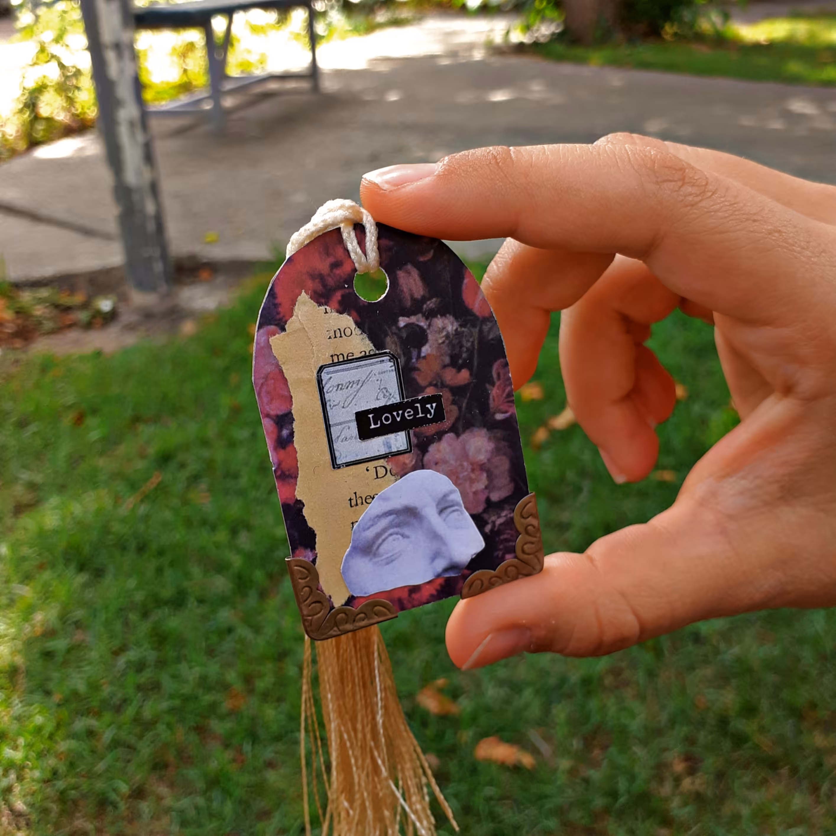 بوک مارک یا نشان کتاب وینتیج منگوله دار با گوشه های تزئینی