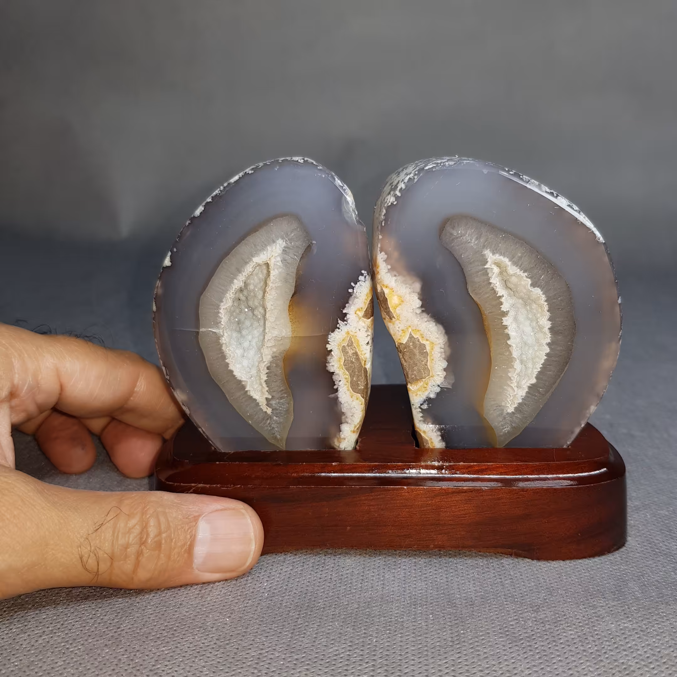 گوهر سنگ ژئود عقیق جگری برزیلی روی پایه چوبی نفیس کد 56