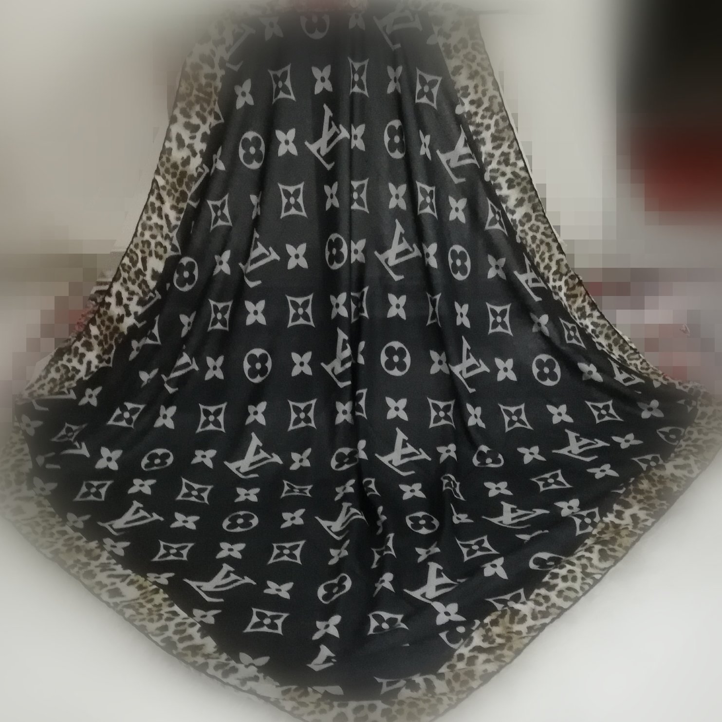 روسری زنانه پاییزه نخی دور دست دوز قواره 140 مشکی رنگ فقط تا روز مادر 90 ت