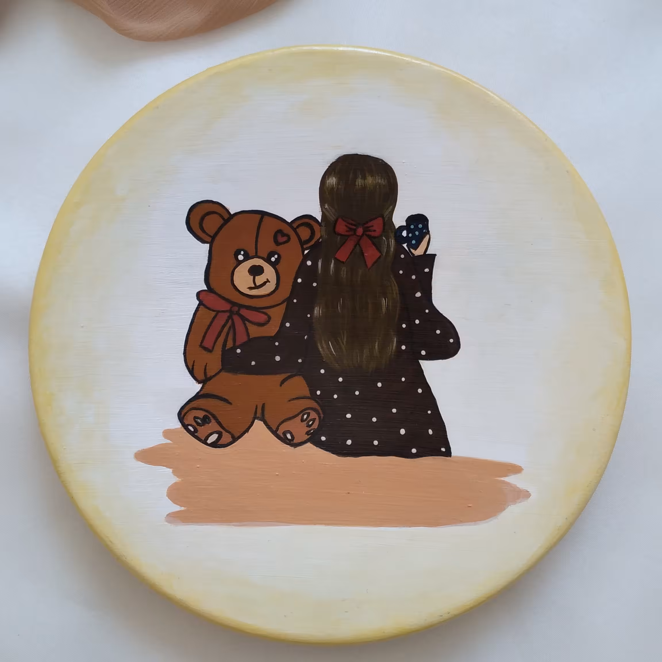 دیوارکوب سفالی دخترک و عروسک خرسی