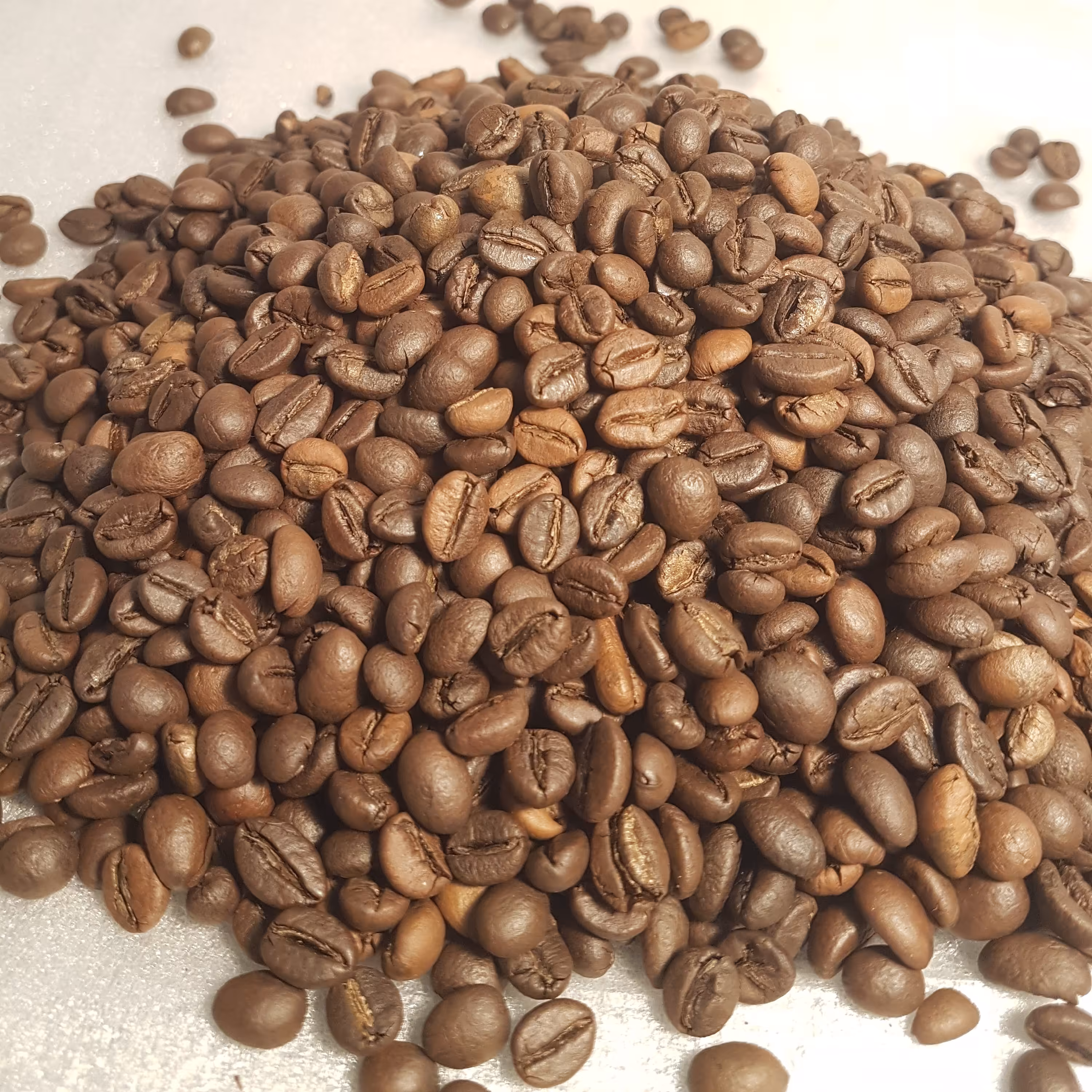 قهوه ربوستا چری chery با رست شکلاتی گریدAAبا طعم و عطر  عالی رست یکدست 1 کیلوگدم