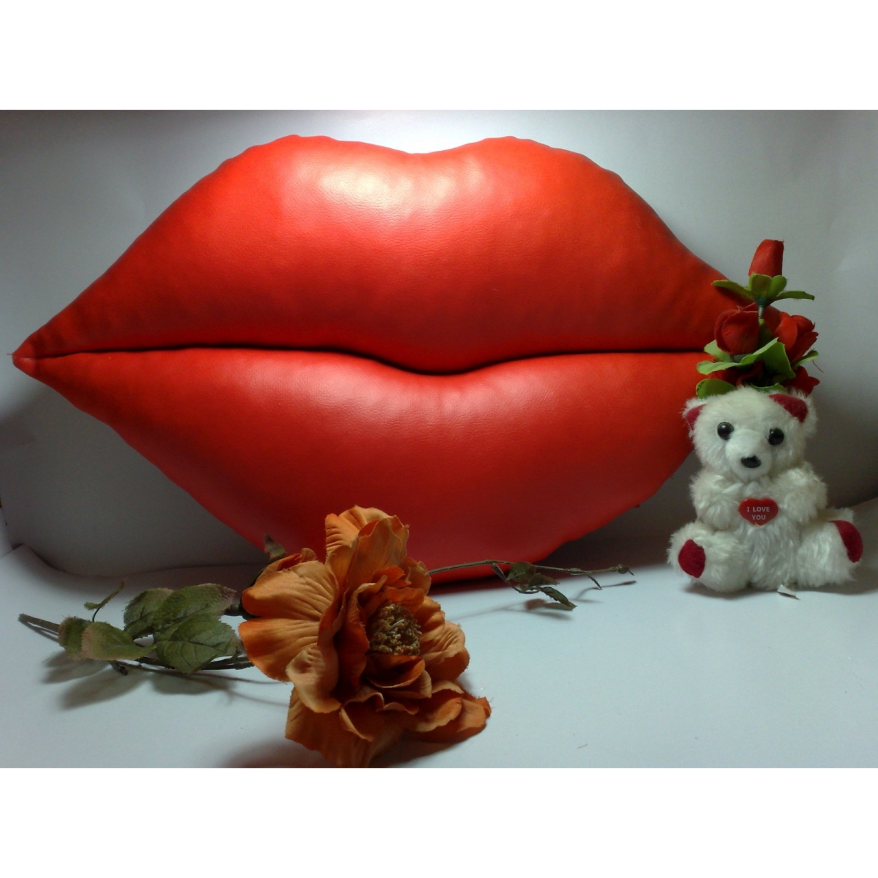 کوسن فانتزی لب چرم