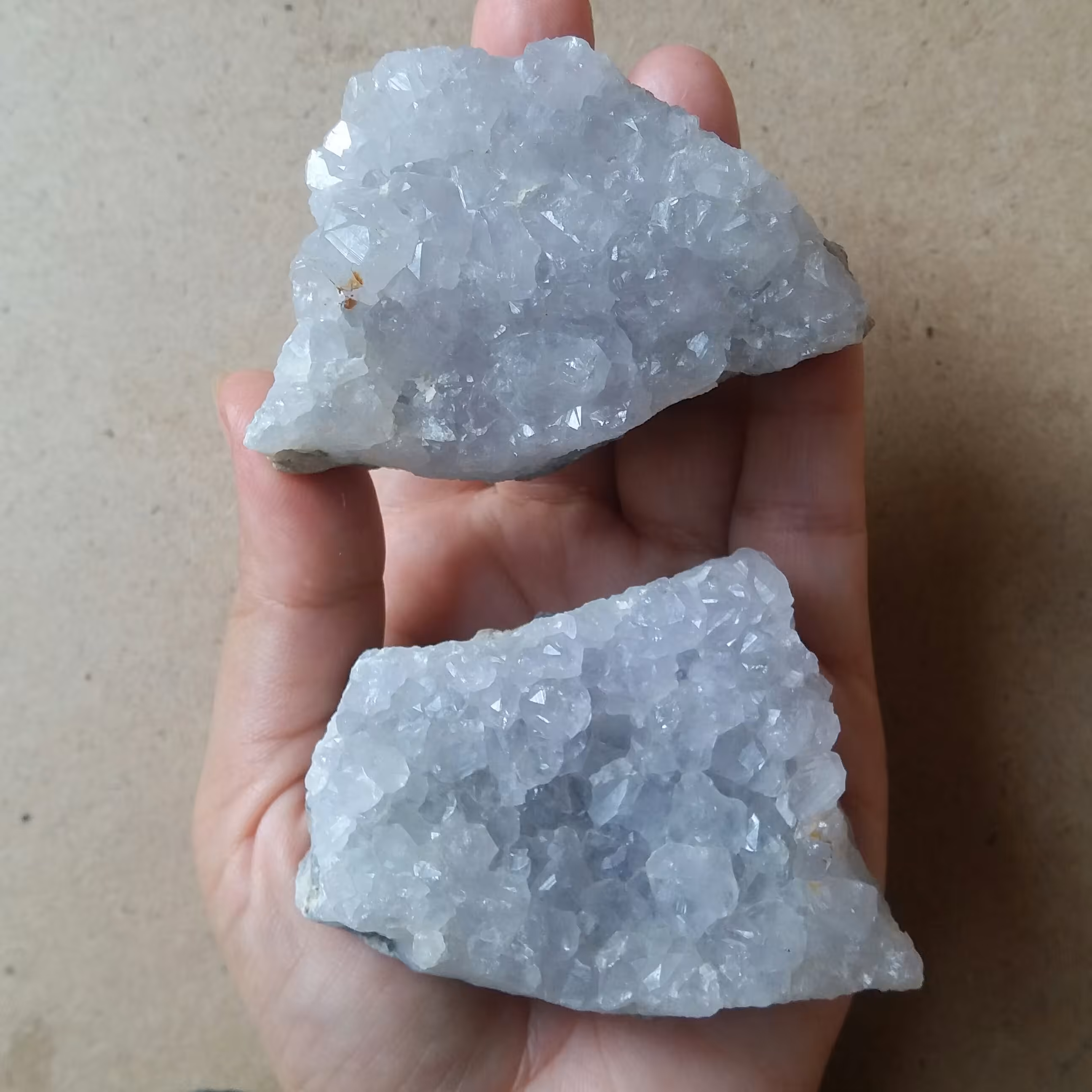 سنگ آمیتیست اصل روشن طبیعی و اصل با خواص بسیار آرامش بخش درخشان مناسب دکور و ویترین و.... طول سنگها 5.5 و 4.5 سانته