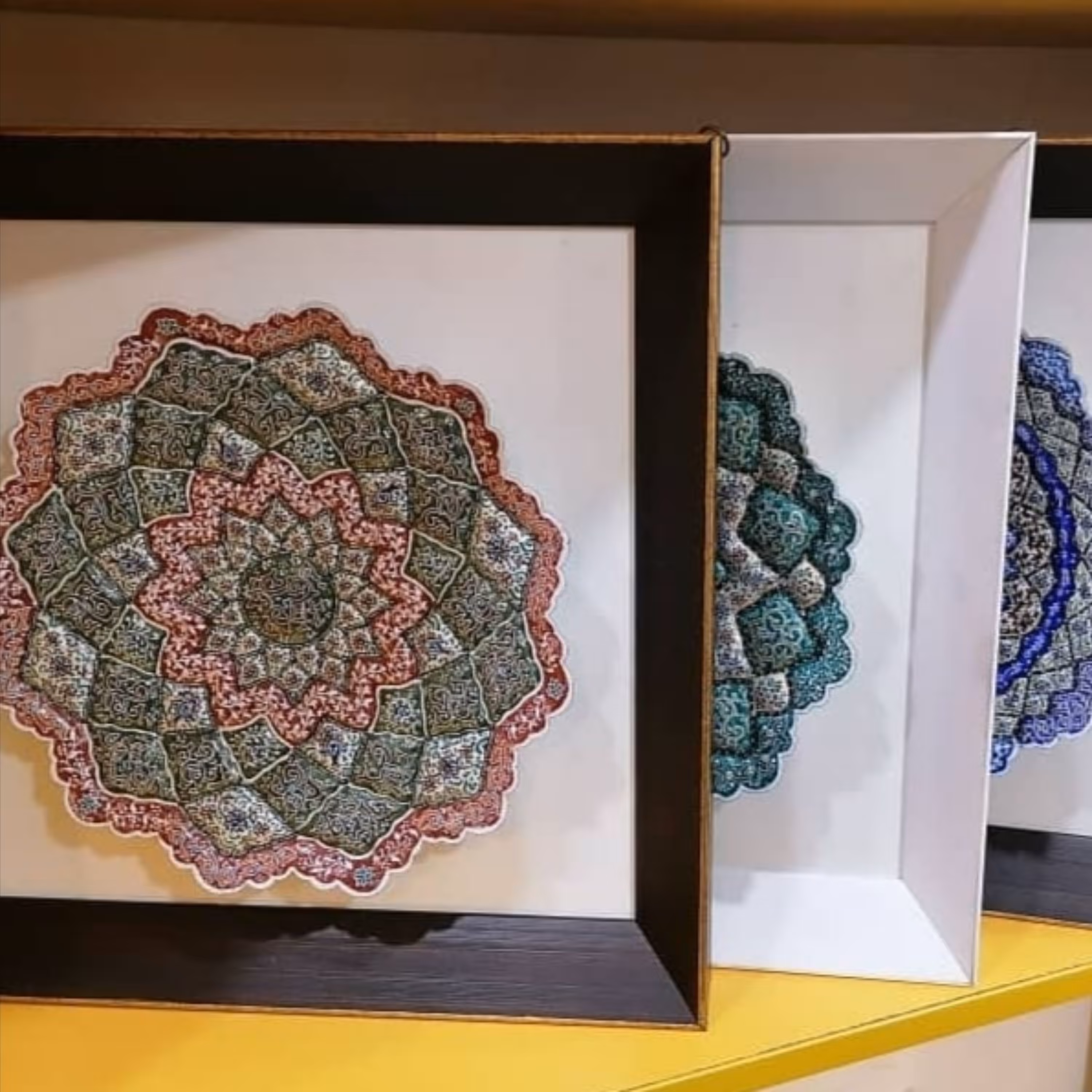 بشقاب میناکاری20سانت با قاب پی وی سی