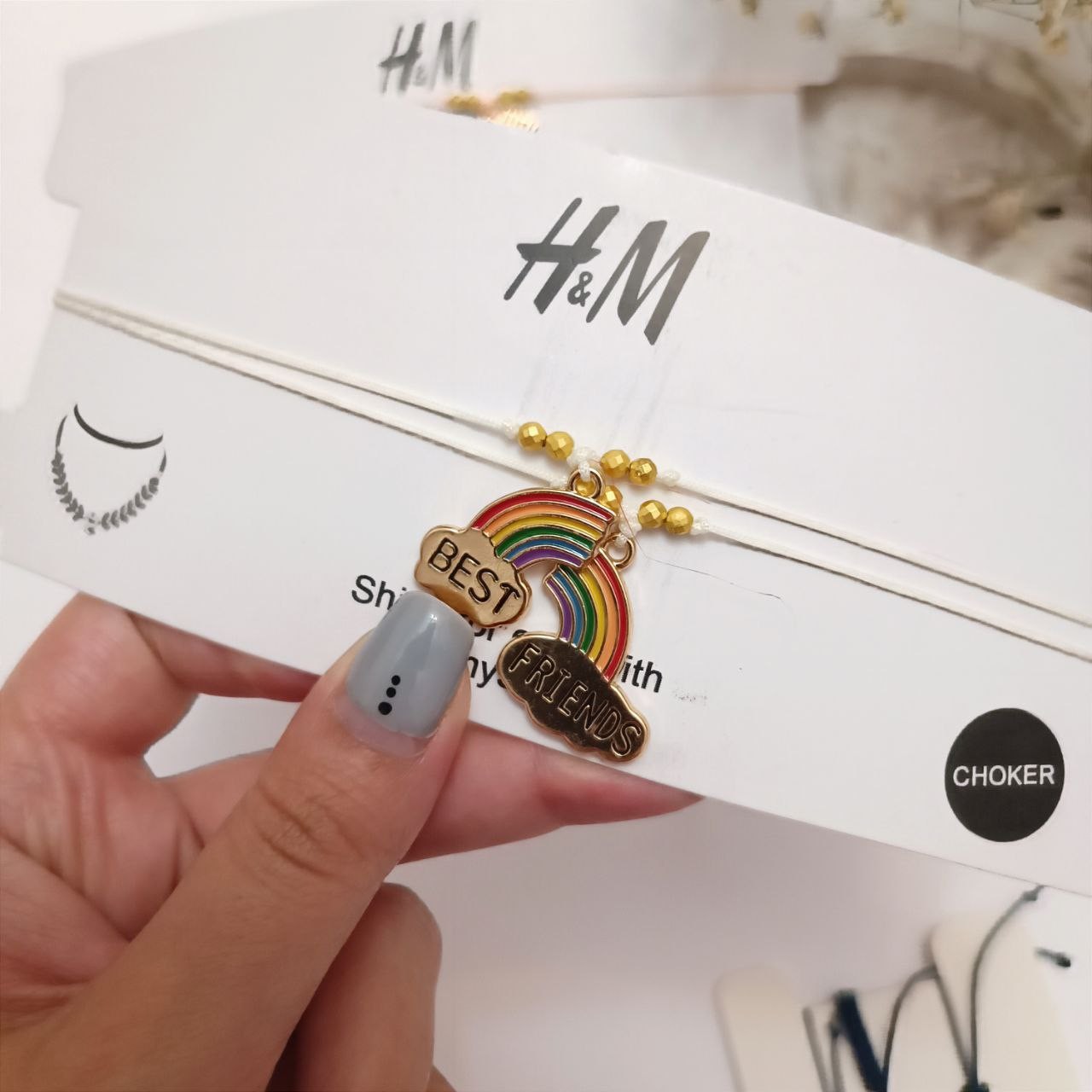 چوکر مدل بِست فرندز جنس نخی رنگ شیری و گلبهی هر پک شامل دو چوکر