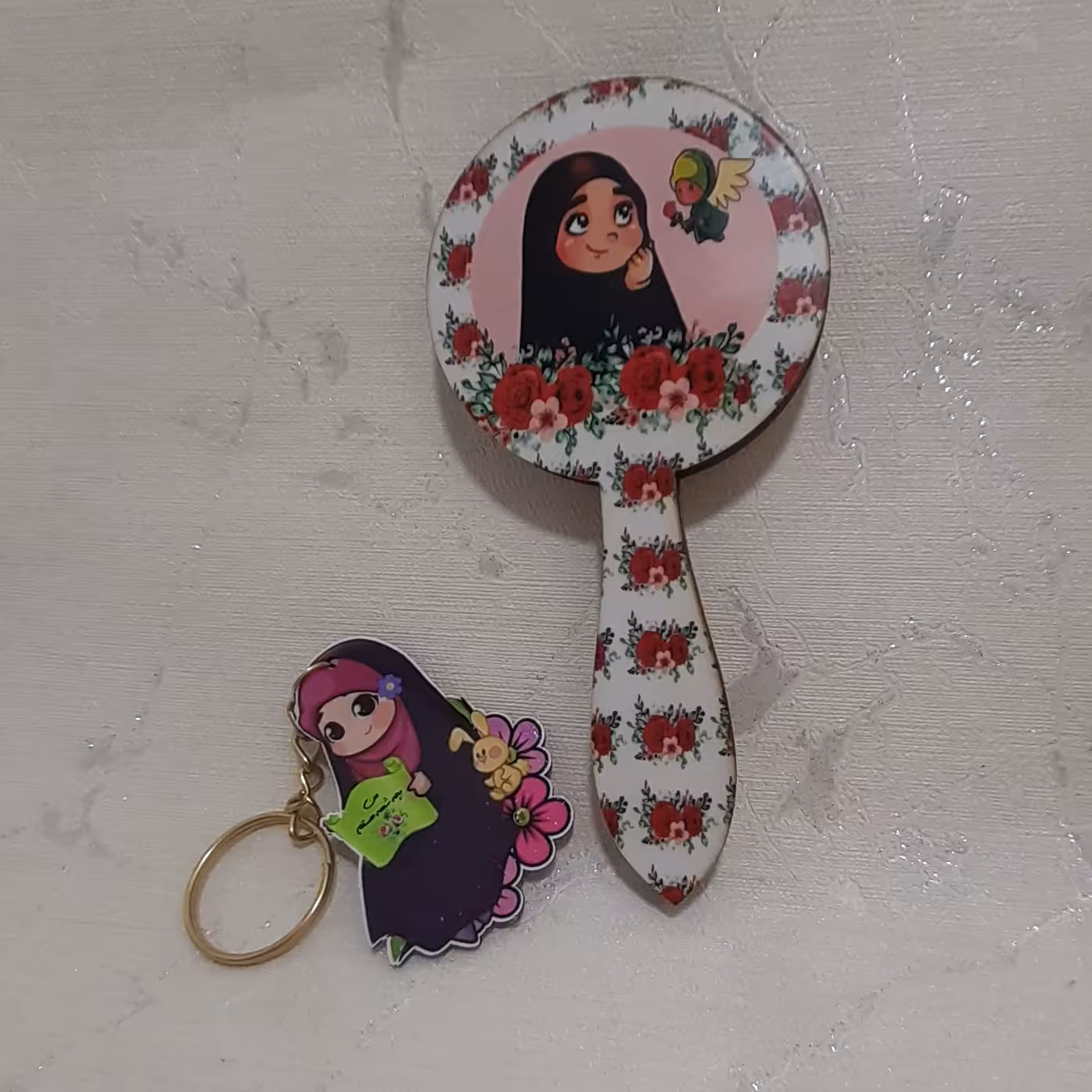 ست هدیه دخترانه طرح حجاب ویژه جشن تکلیفی ها و روزه اولی ها آینه دسته دار و جاکلیدی چوبی