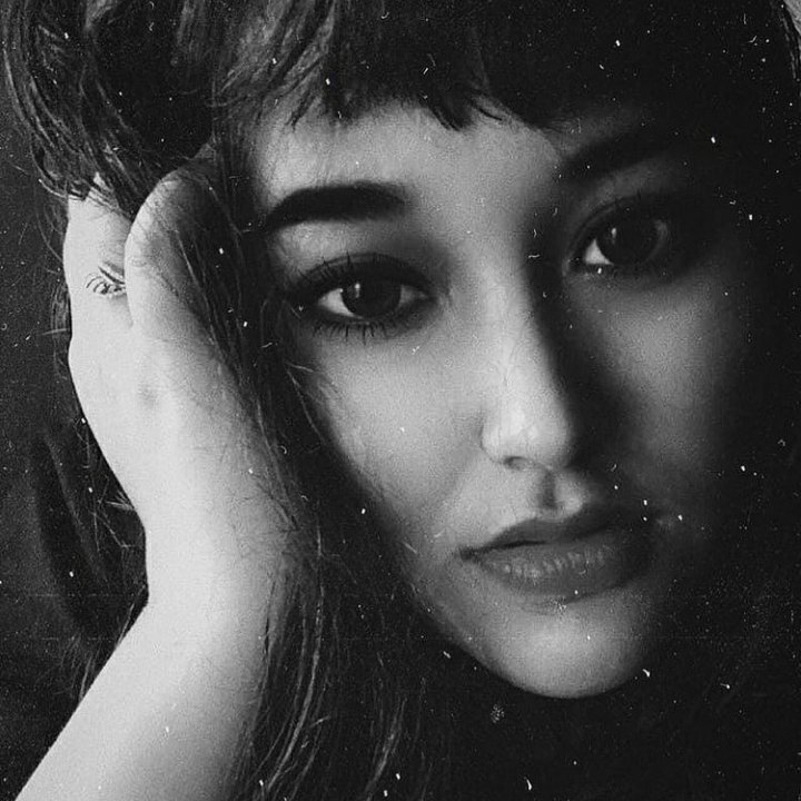 سیاه قلم
استفاده شده با زغال
مقوا.فابریانو
قاب.سفید
در دو سایز