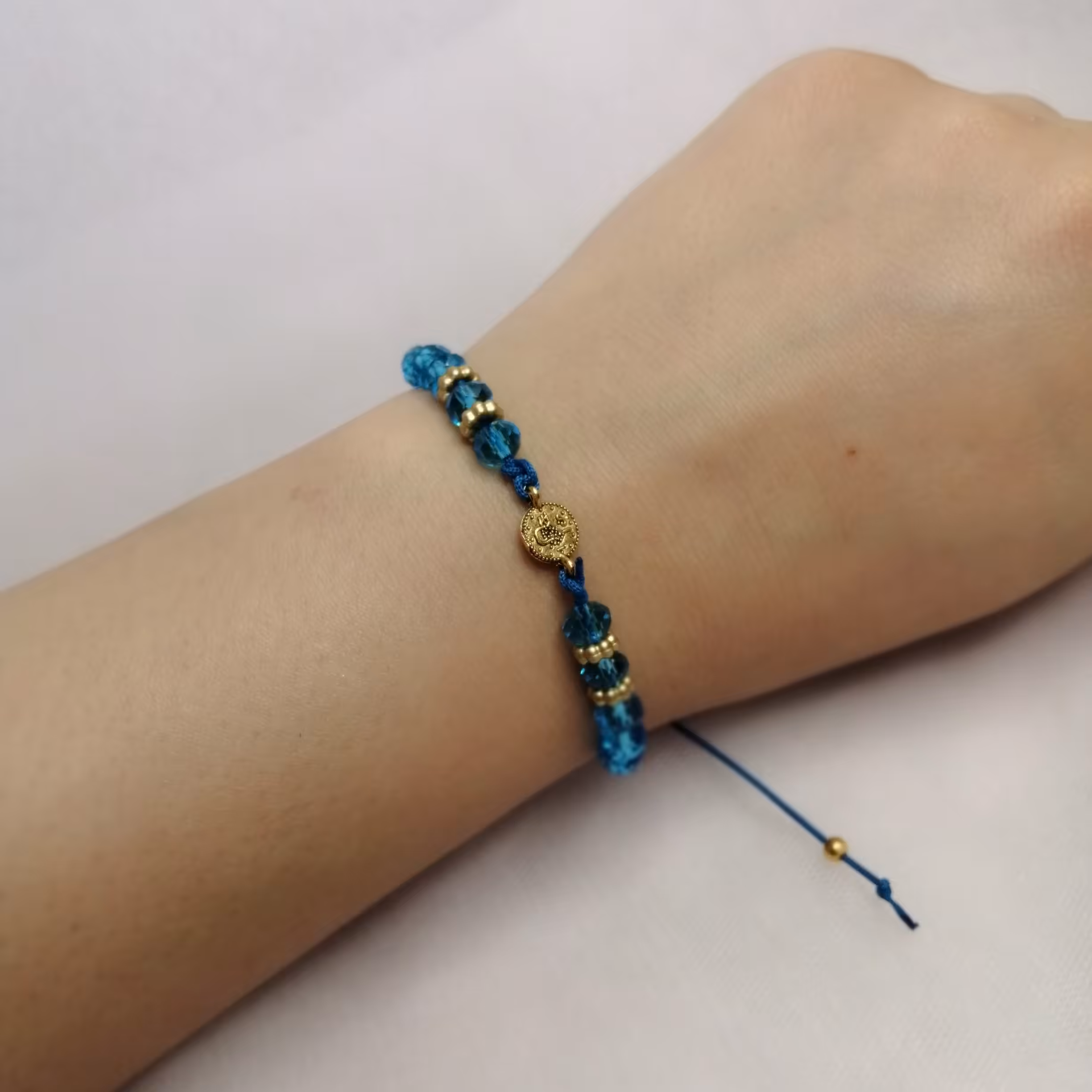 دستبند پلاک دار مهره ای آبی طرح 2