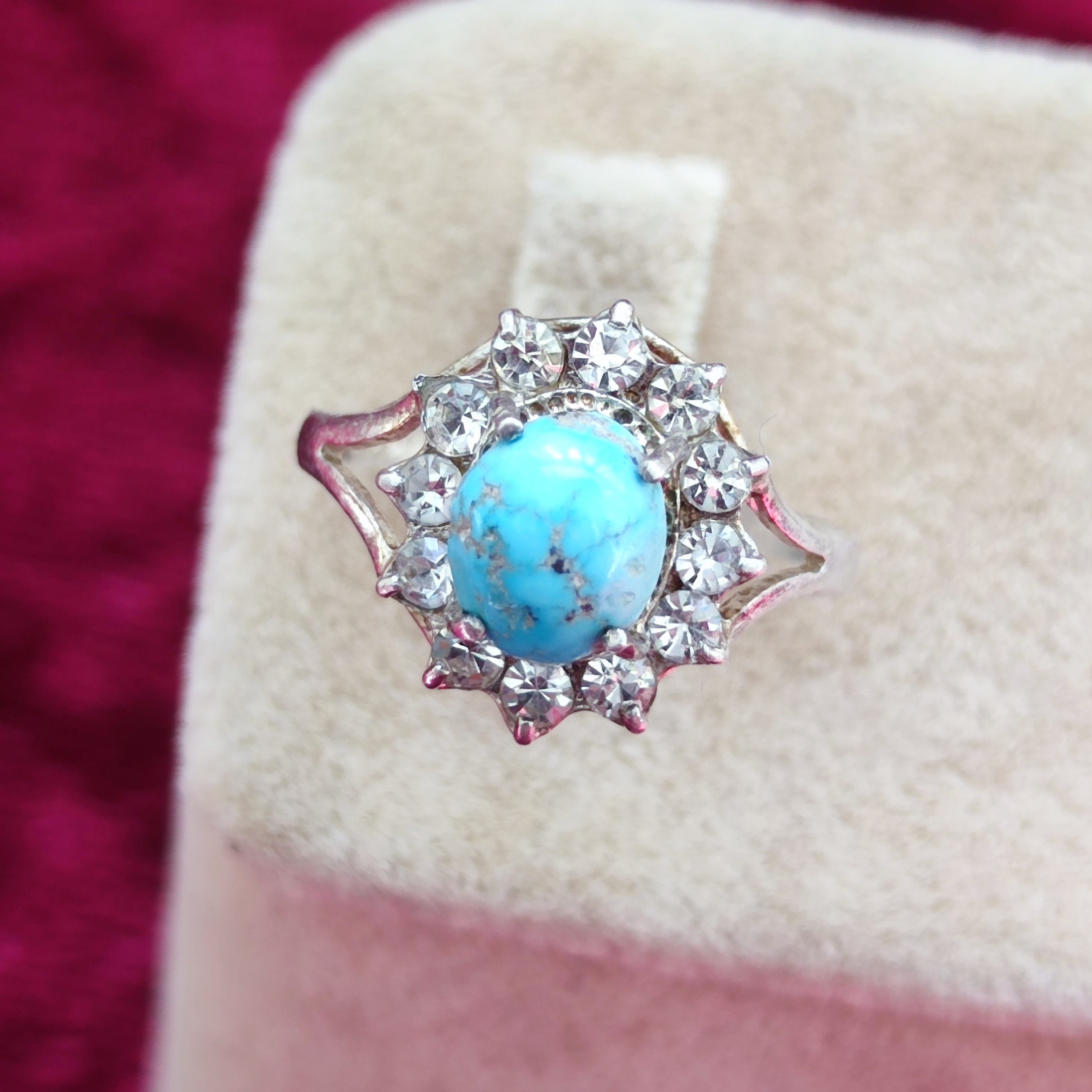 انگشتر نقره زنانه فیروزه نیشابور  طرح رکاب چهار چنگ و مخراج نگین های اتمی