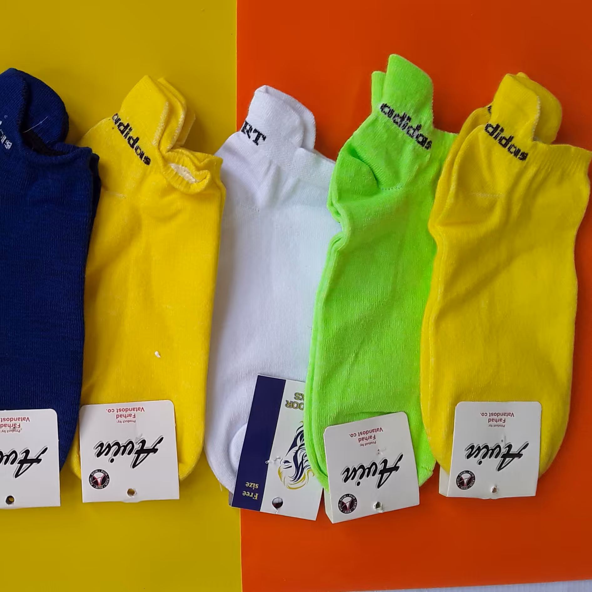 جوراب  زنانه مردانه در رنگهای مختلف 