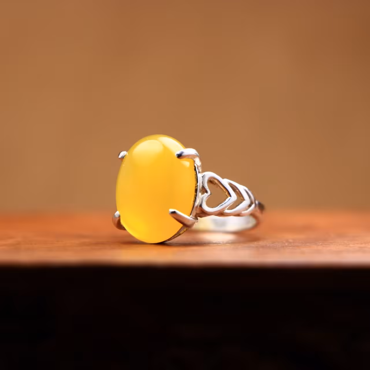 انگشتر نقره زنانه عقیق زرد شرف الشمس با (رکاب طرح قلبی 010)