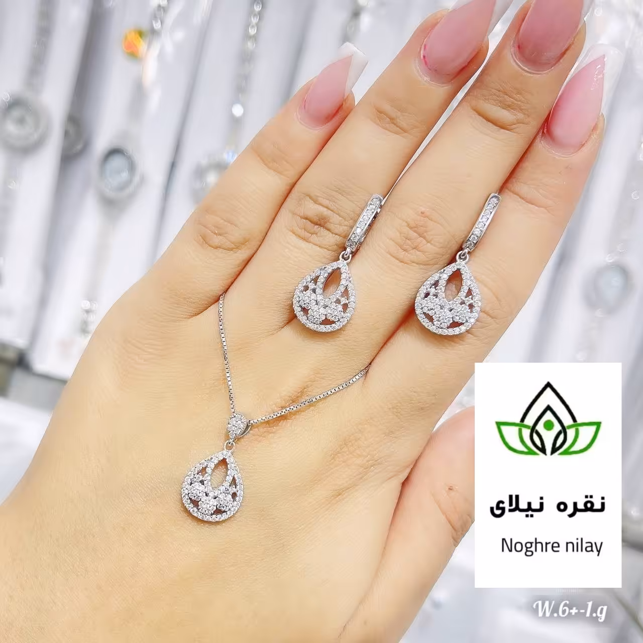 نیم ست نقره با عیار 925و آبکاری طلا  رنگ ثابت تضمینی  مناسب برای شیک پسندها  و هدیه دارای فاکتور معتبر و ارسال رایگان 