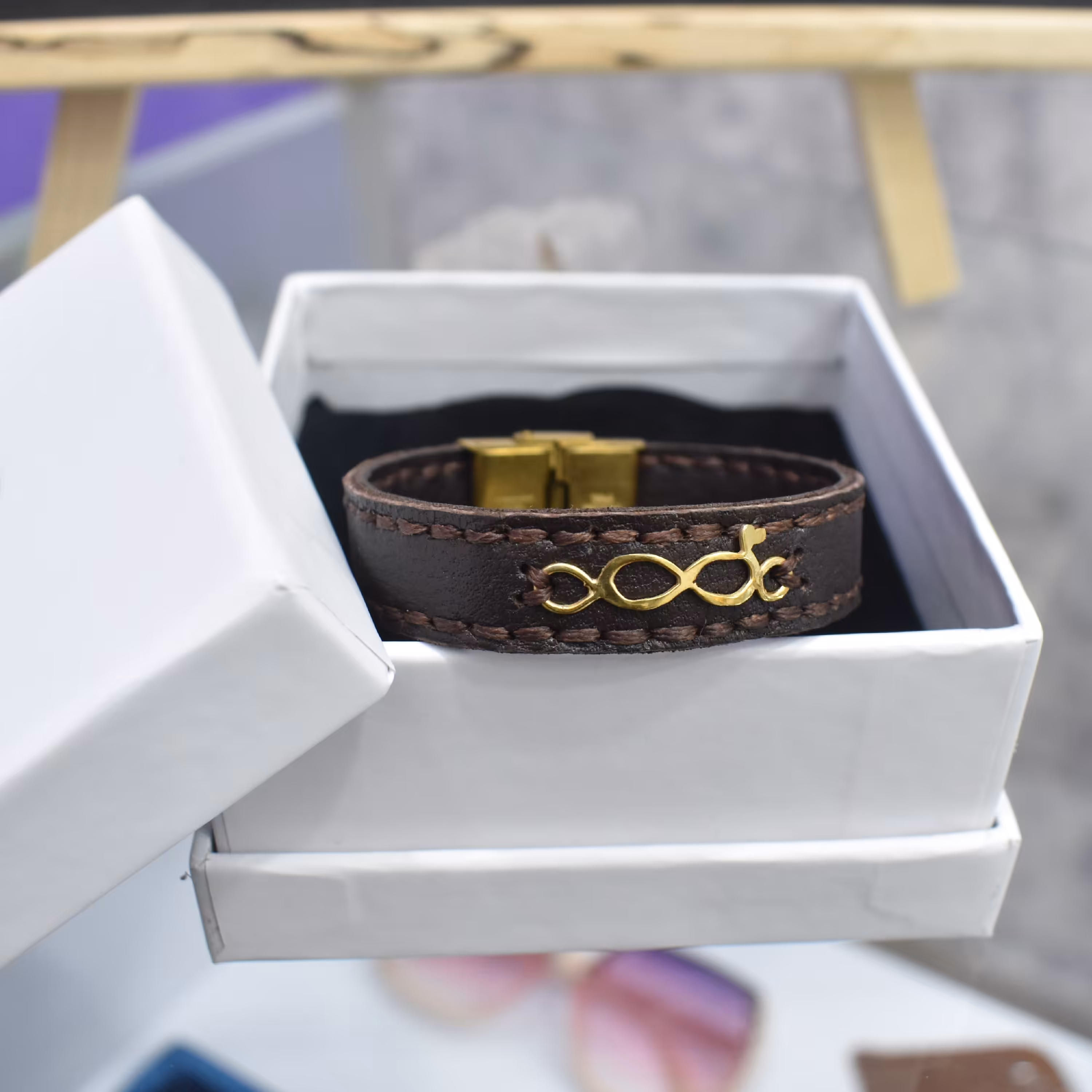 دستبند چرم طبیعی  دست دوز و نقره آبکاری طلا  طرح بینهایت