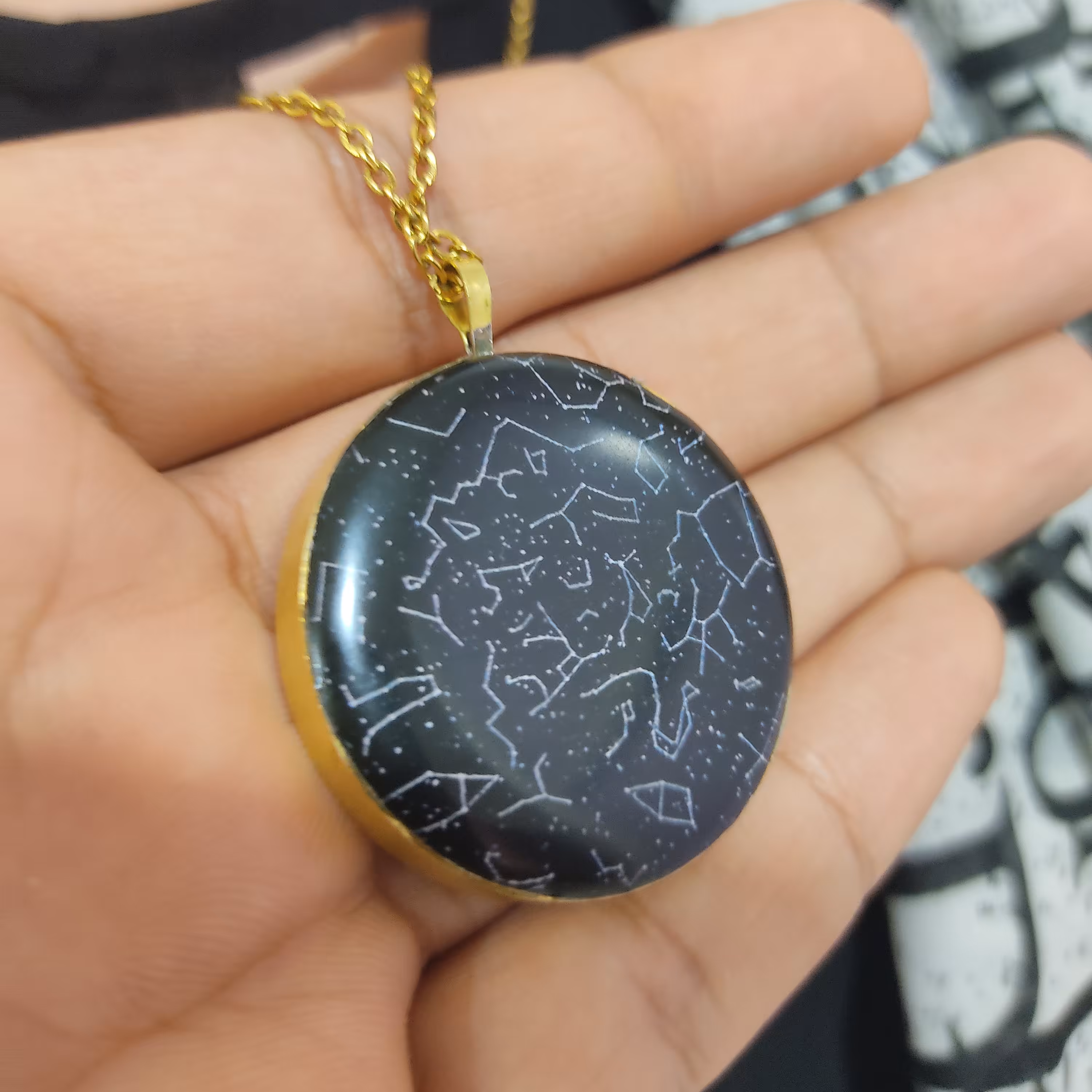 گردنبند بارکد و آسمان شب