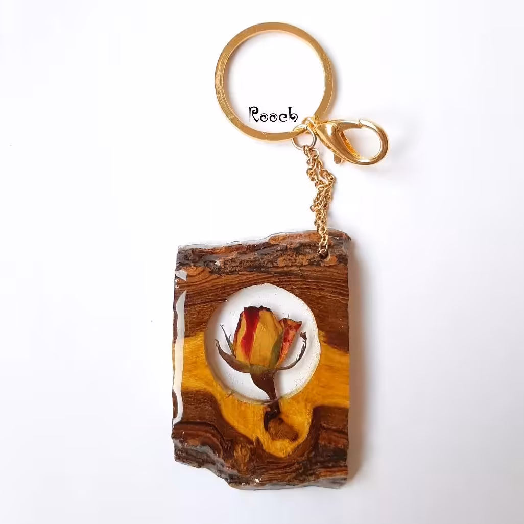 جاکلیدی جاسوییچی چوبی دو طرفه  با گل طبیعی  . از چوب زرشک و قابل سفارش در هر سایز  و با هر عکس