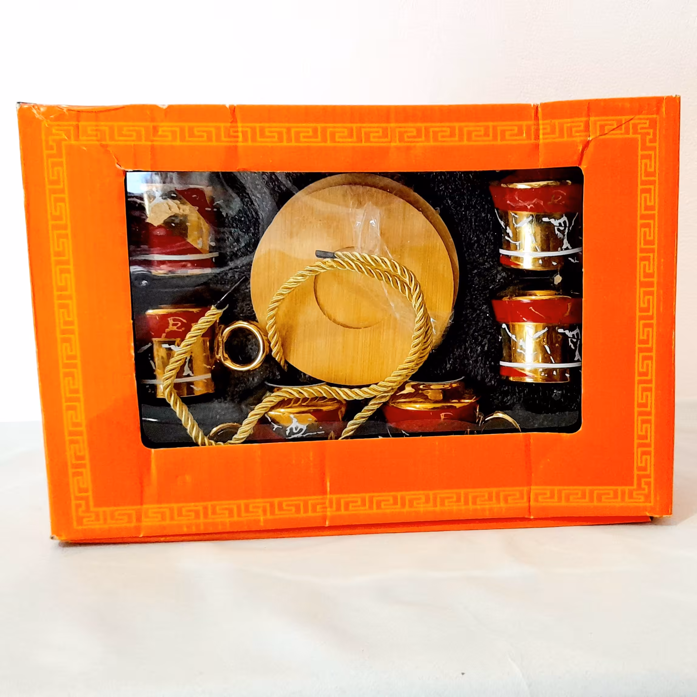  قهوه خوری 6 عددی رنگی با دسته وباکفی چوبی وجعبه کادویی در دو رنگ قرمز ومشکی با لبه های طلایی