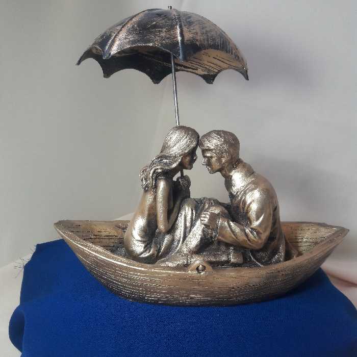 مجسمه زوج عروس و داماد در قایق 