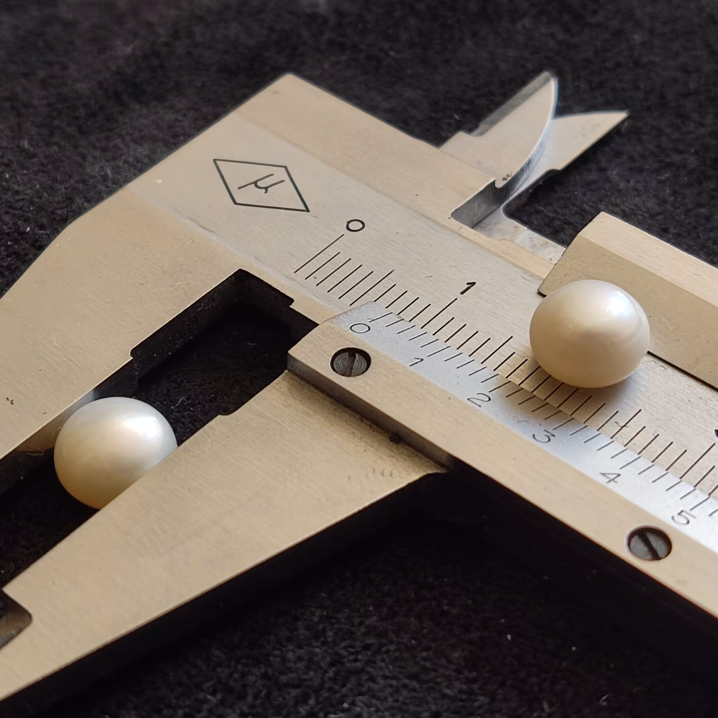 مروارید طبیعی تک سوراخ صاف و صیقلی