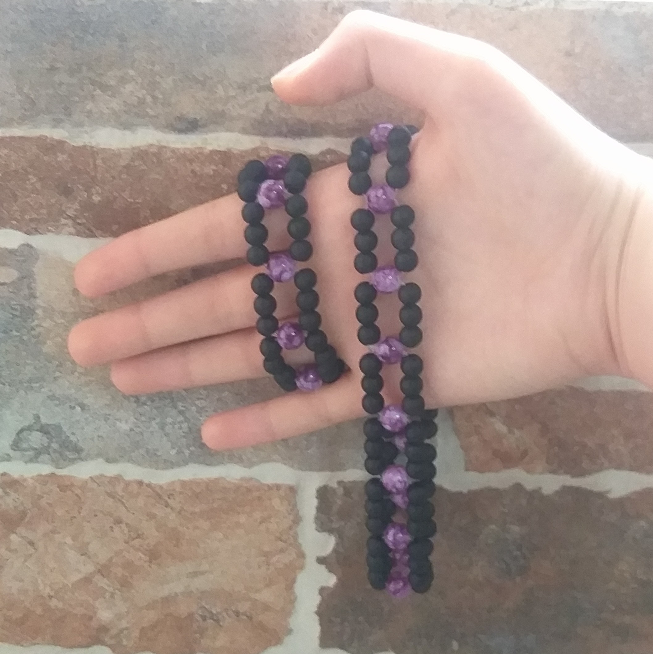 گردنبد و دستبند سیاه بنفش مناسب برای خانه و مهمانی