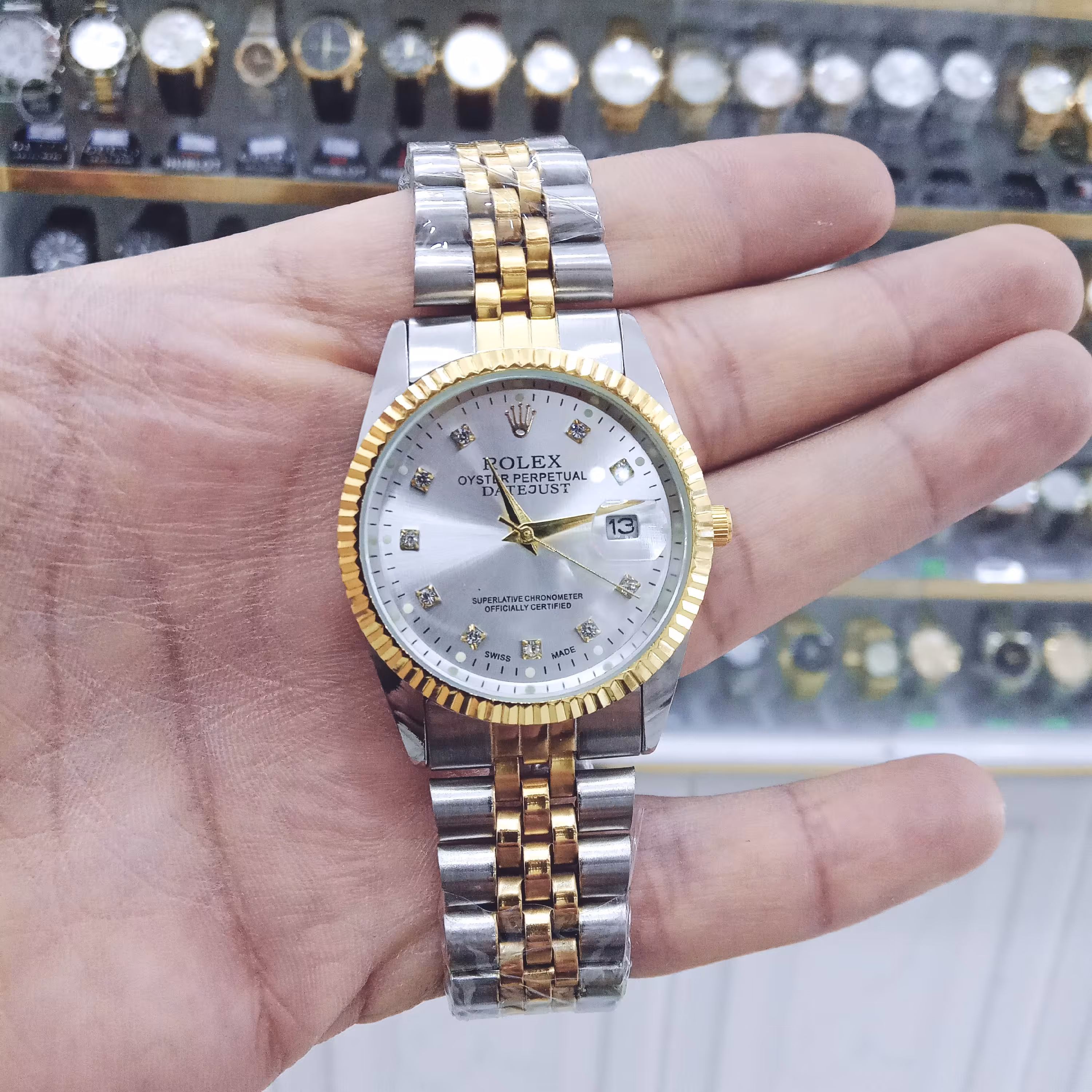 ساعت رولکس مردانه تقویم دار به قیمت عمده داخل صفحه هم حک شده سوئیس ضد اب رنگ ثابت همراه با باتری اشانتیون 