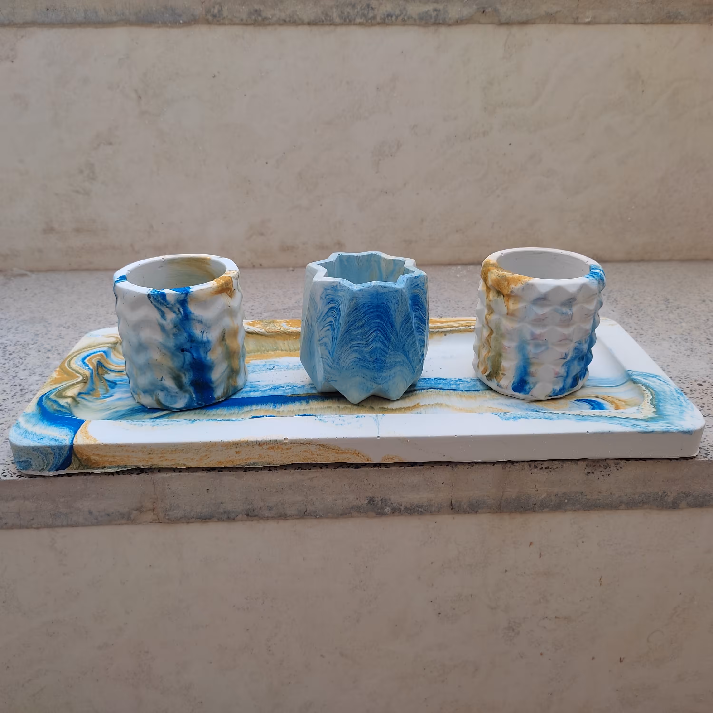 مجموعه چهار تایی گلدان  و سینی مستطیلی  مدل ابرو باد (آبی و خردلی) 