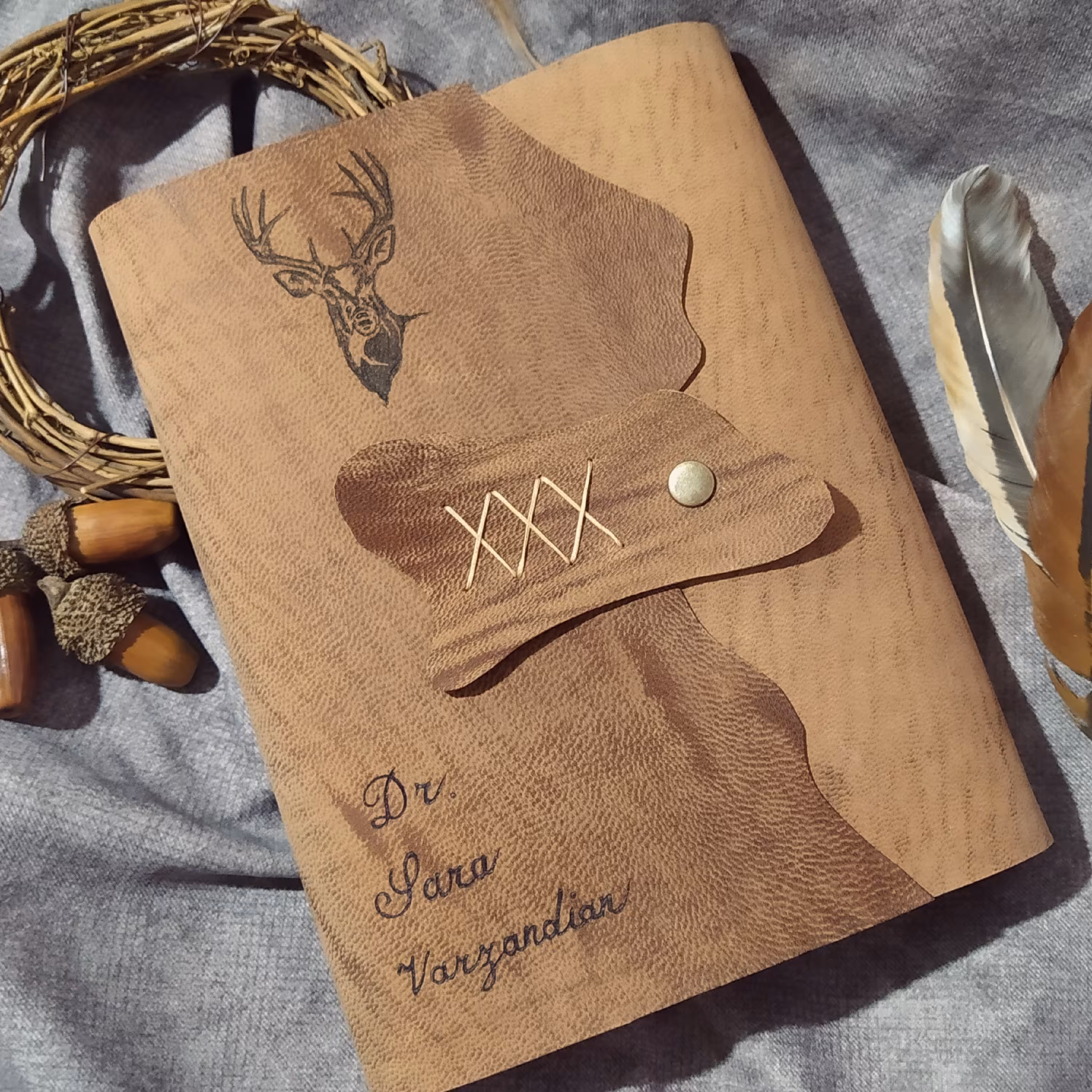 کلاسور  چرمی با چرم هورس بزی قهوه ای، 25 در 18، همراه صد برگ کاغذ خط دار نخودی، و یک جای کارت و جیب داخل جلد، حکاکی شده