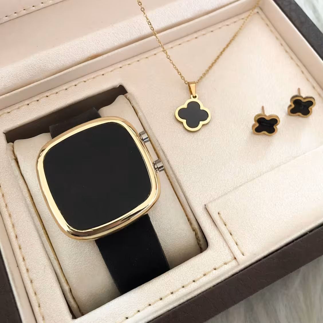 ساعت مچی ال ای دی مربع ب همراه نیم ست گردنبند و گوشواره همراه با جعبه ساعت کادویی
