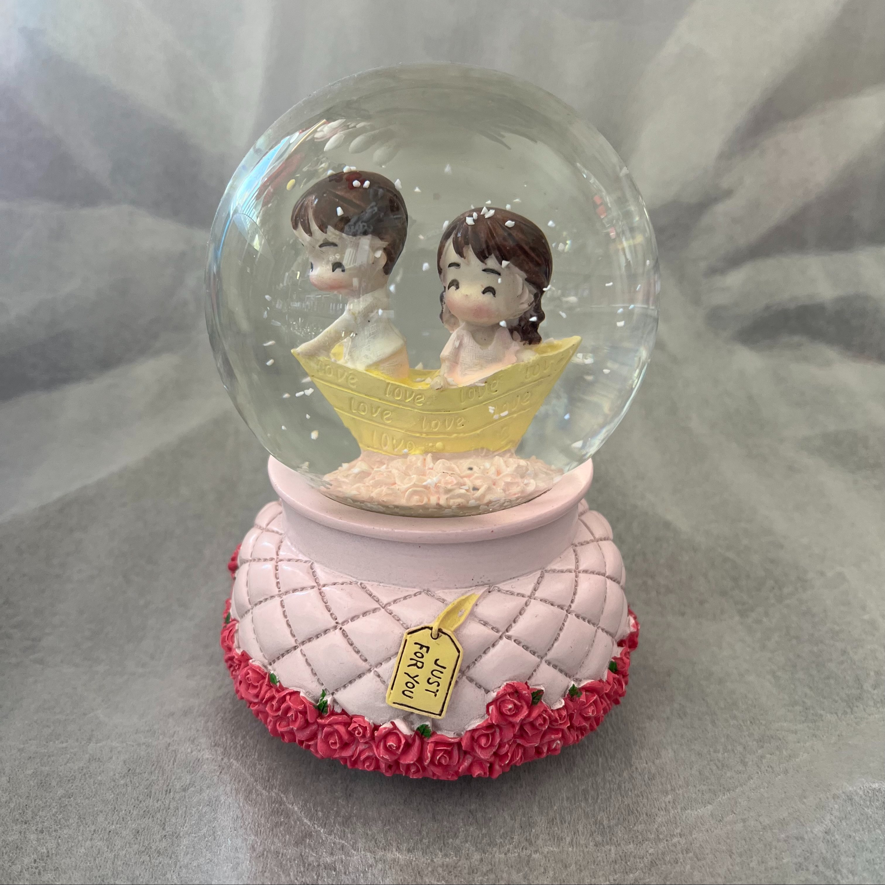 گوی موزیکال عاشقانه دختر پسر قایق سوار رقص نوردار متوسط خارجی