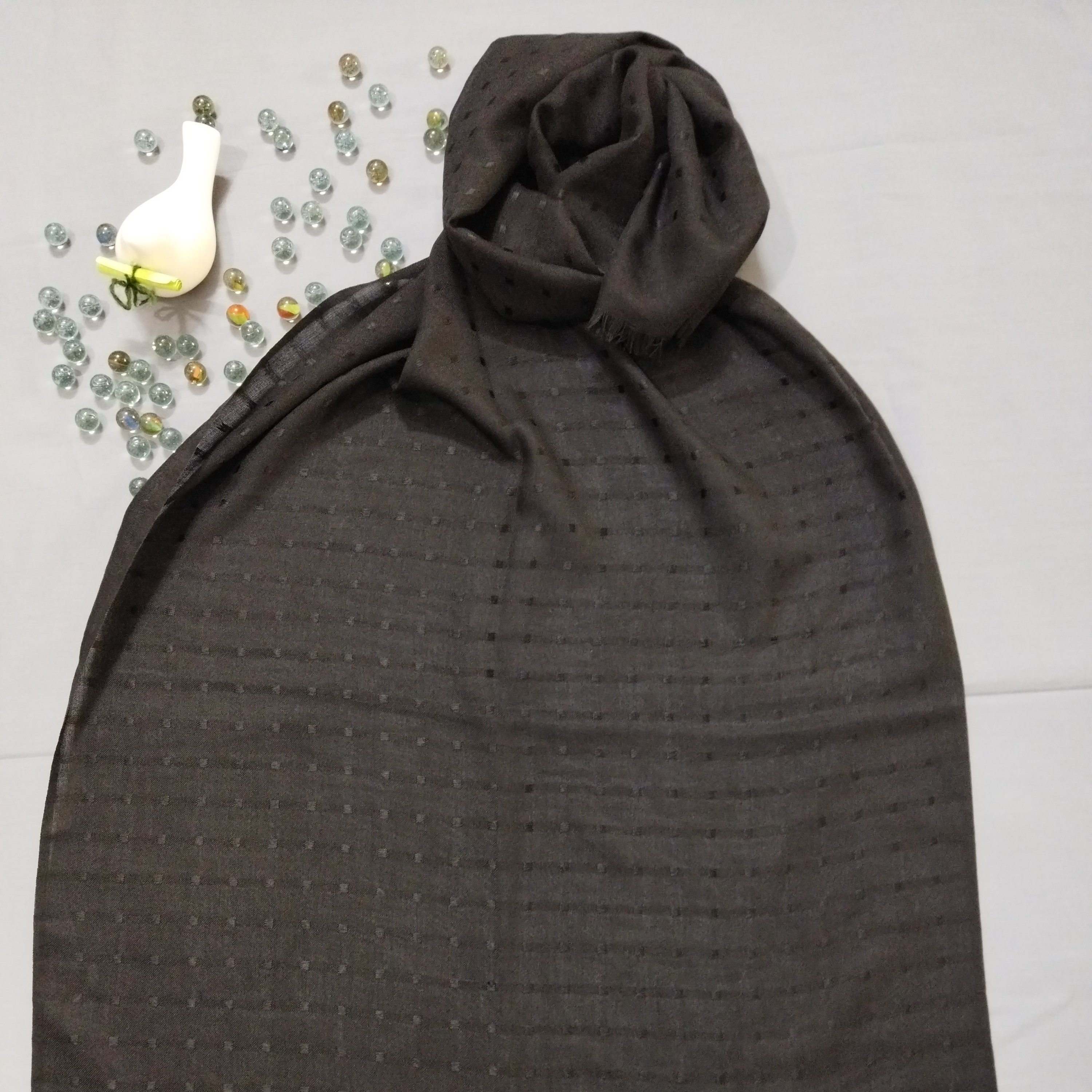 شال مشکی نخی طرح دار