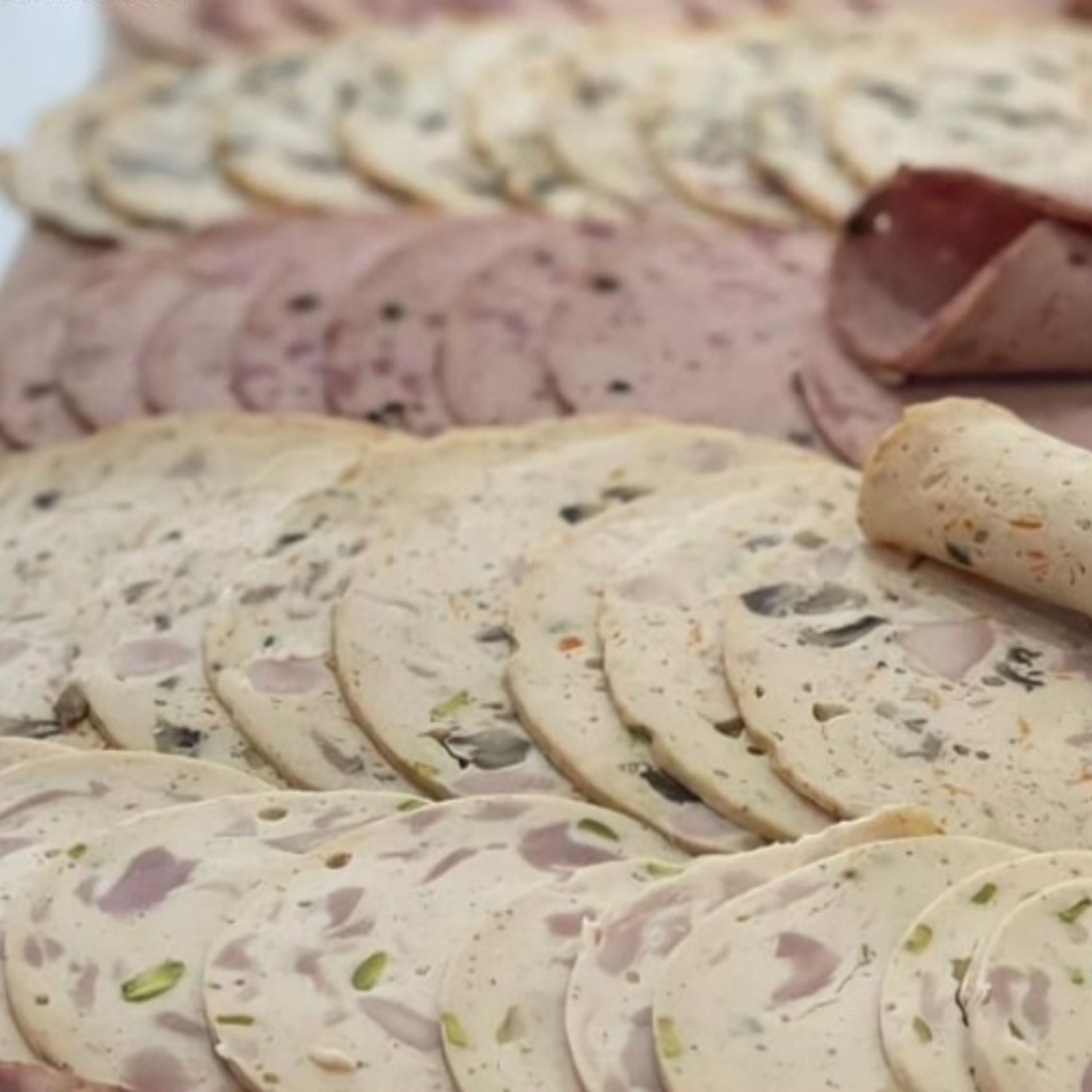 سوسیس و کالباس و ژامبون خانگی با طعم صنعتی