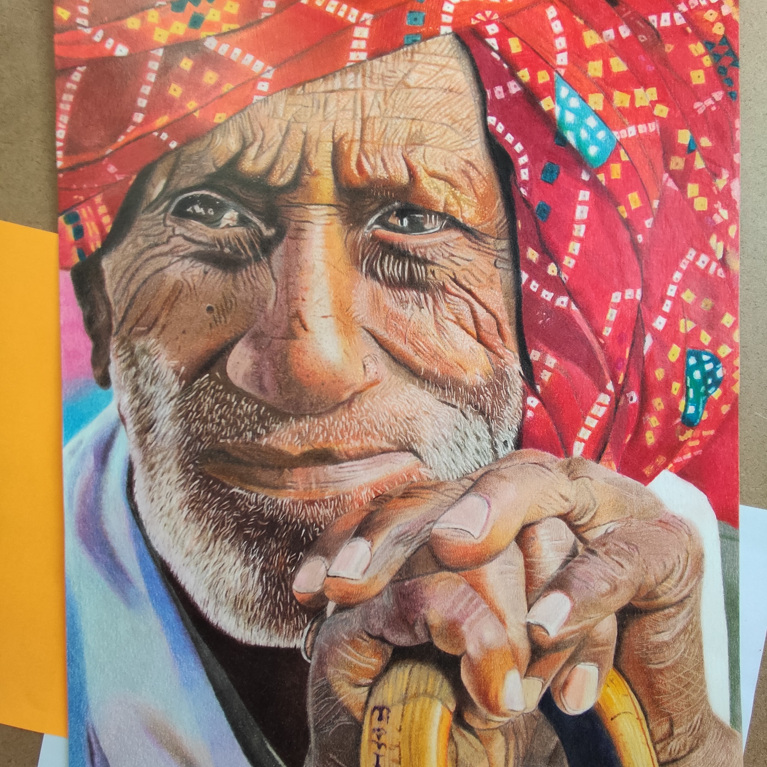 سفارش طراحی و نقاشی چهره و پرتره سایز A3 چهره پیر با مدادرنگی با بک گراند ساده رنگی