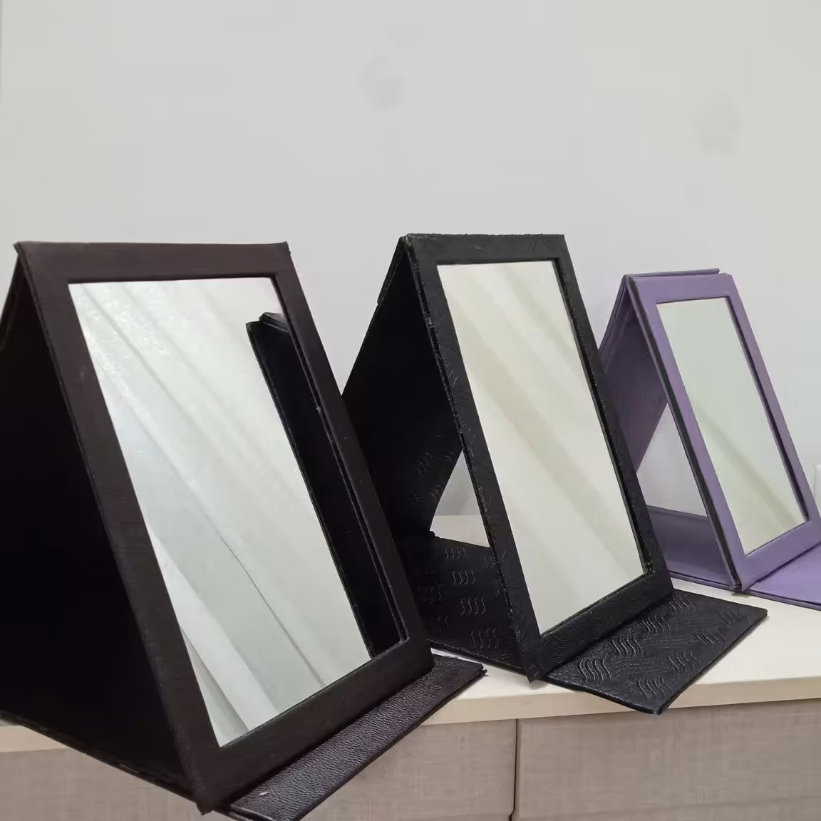 آینه رومیزی مدل تاشو با قاب و جلد چرم 