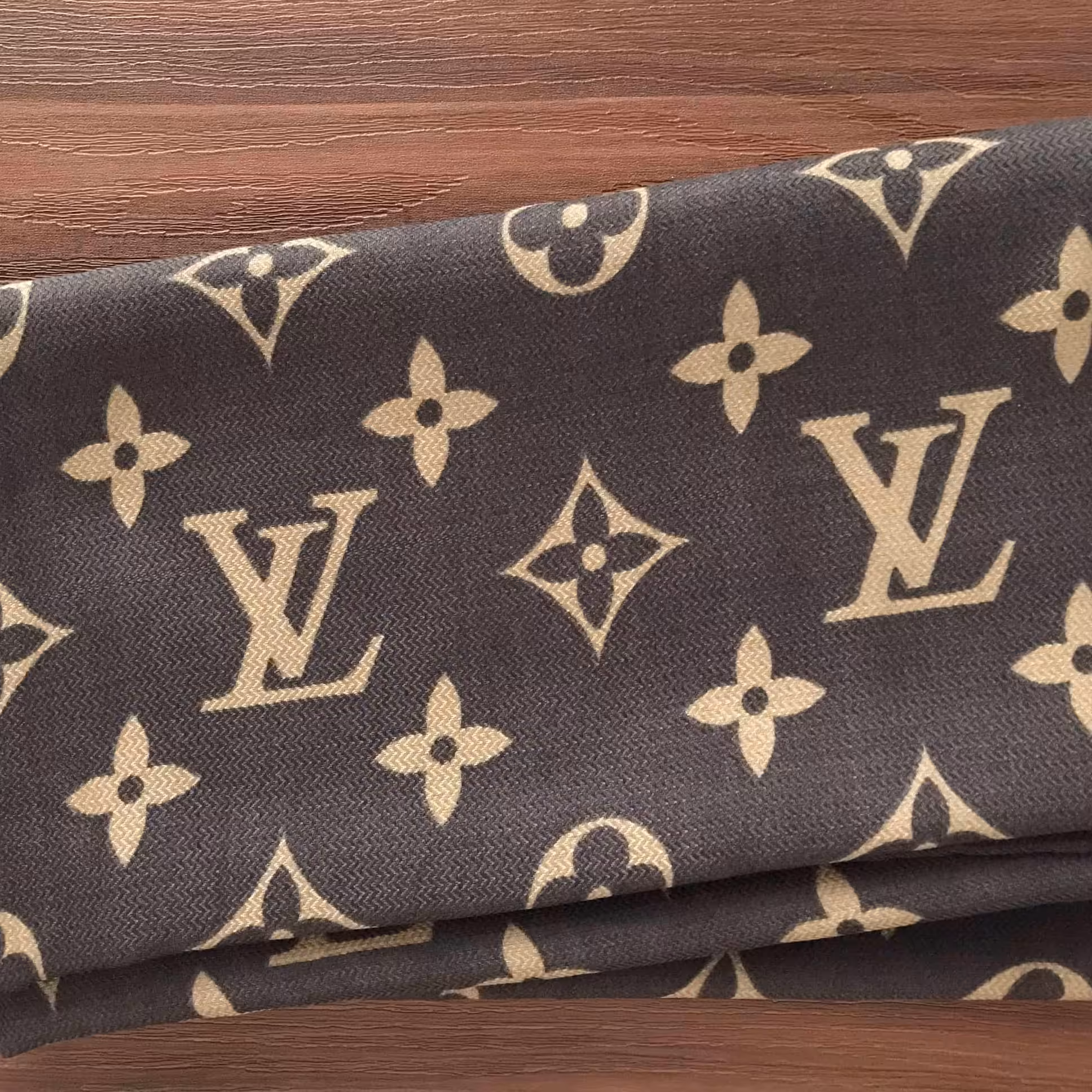 روسری نخی طرح LVقواره140 دور دست دوز ارسال رایگان