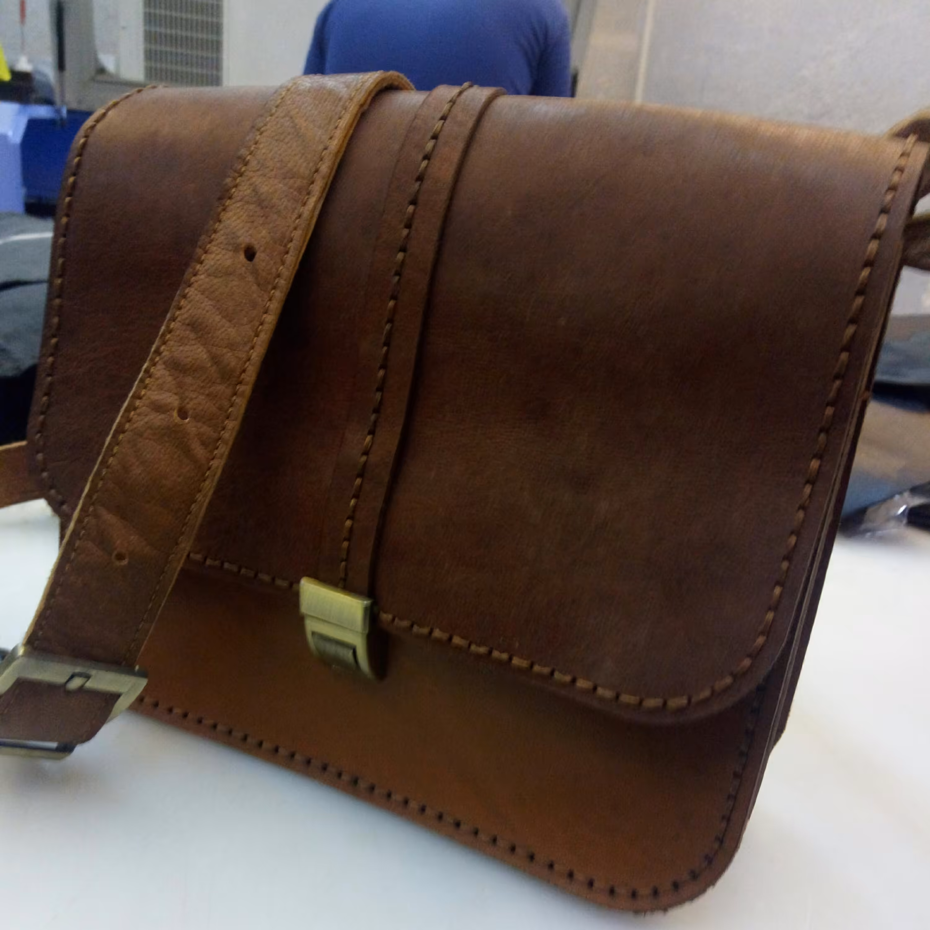 کیف شونه ای چرم طبیعی شتری دست دوز