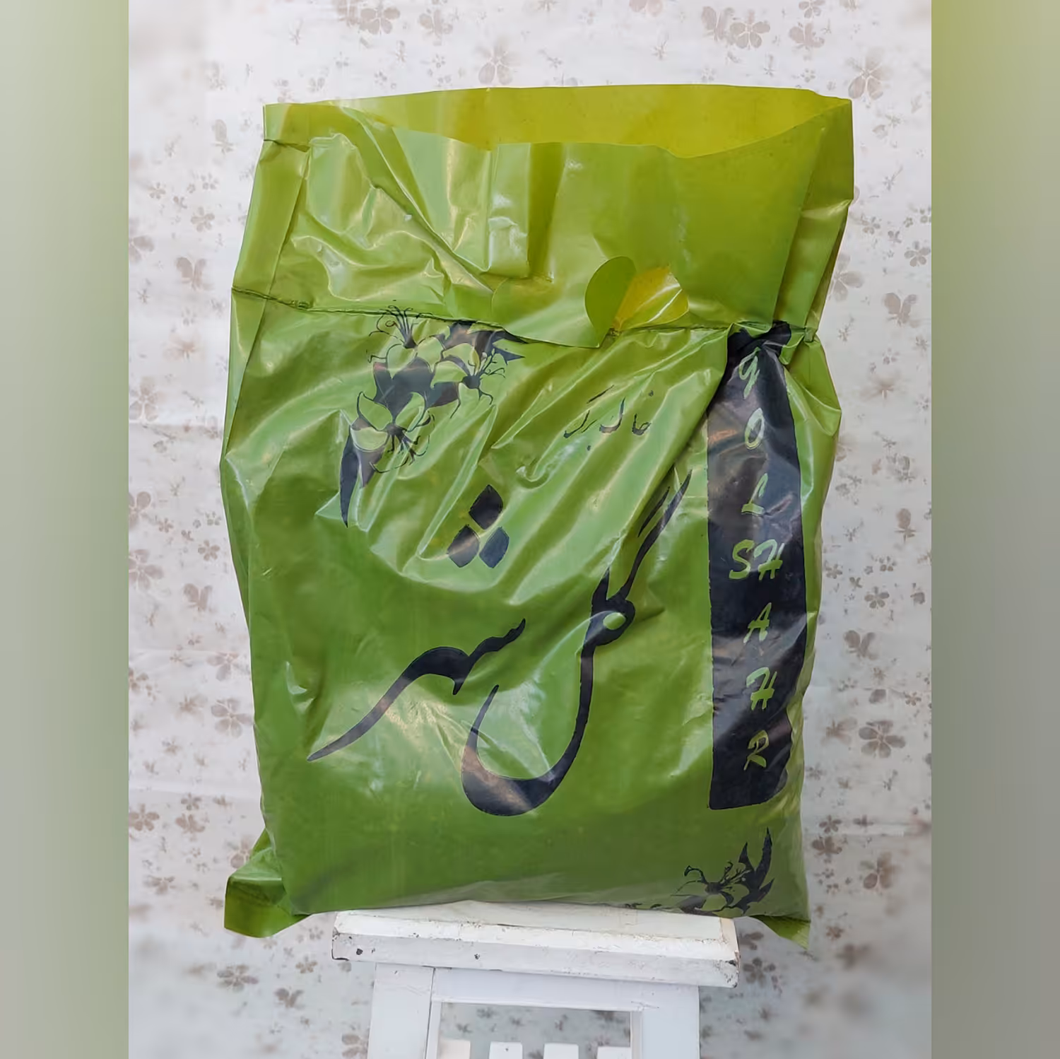 خاک نیمه سنگین مناسب گیاهانی مانند فیکوس و سانسوریا 