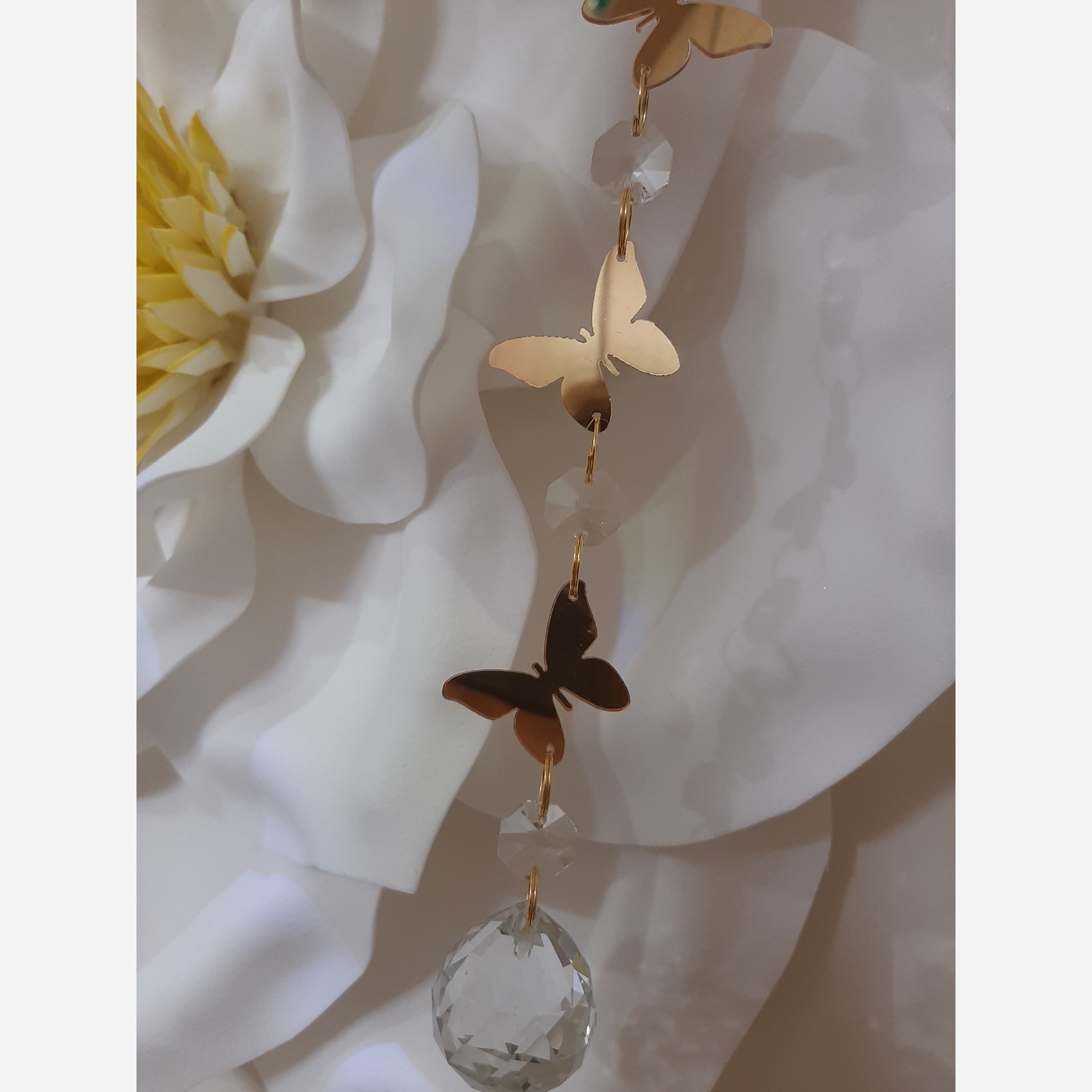 آویز پروانه و دونه برف.رنگ طلایی و نقره ای براق و سفید .جنس مولتی استایل اینه ای دورو براق و پلکسی سفید.ارتفاع 3سانتی