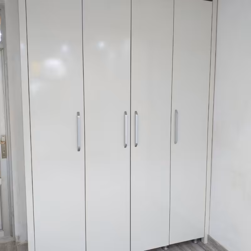 کمددیواری های گلاس قفسه بندی شده ی سفید