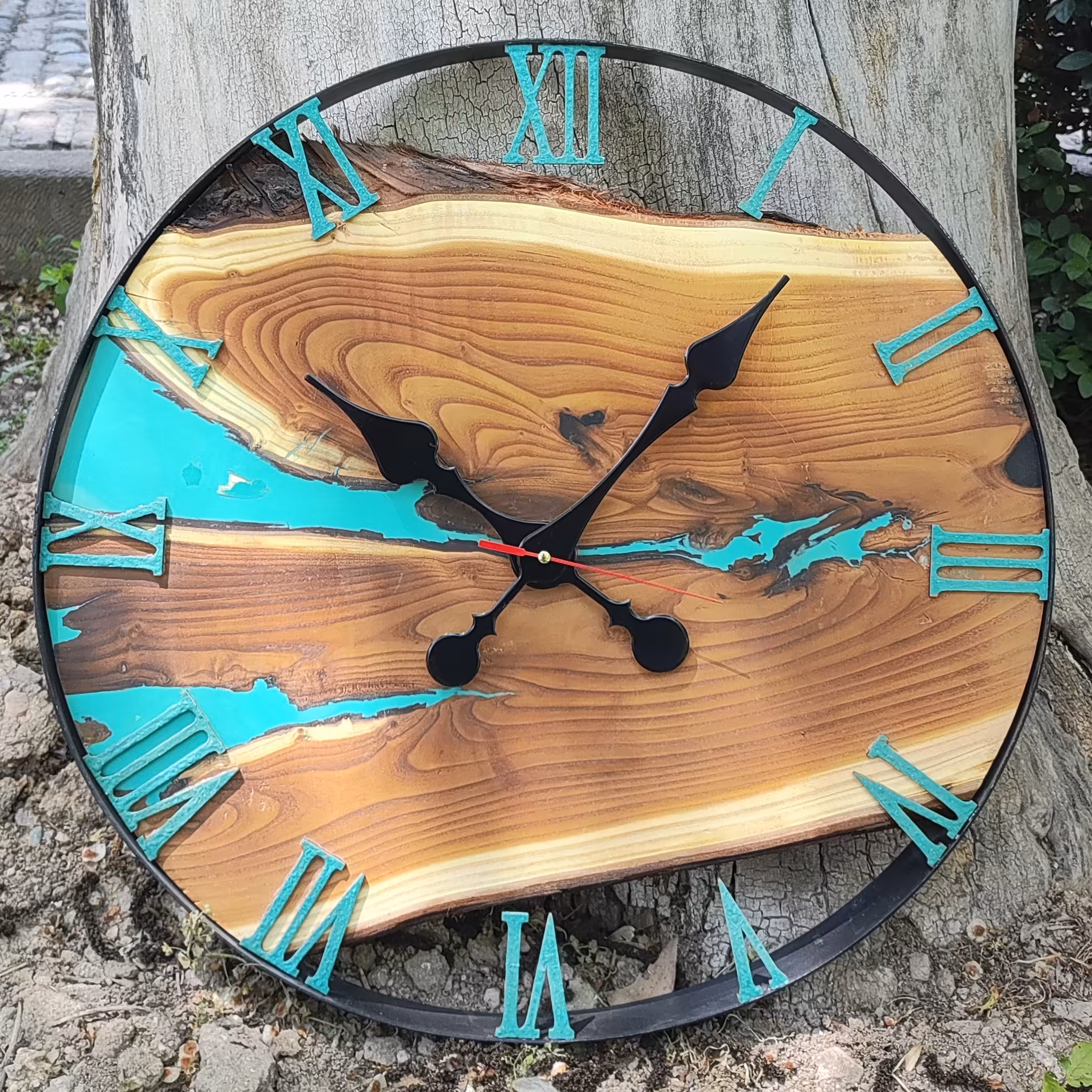 ساعت دیواری چوب و رزین قطر 50 فریم فلزی ساخته شده با چوب سنجد و رزین اعداد چوبی موتور آرام گرد و بی صدا با 3سال ضمانت