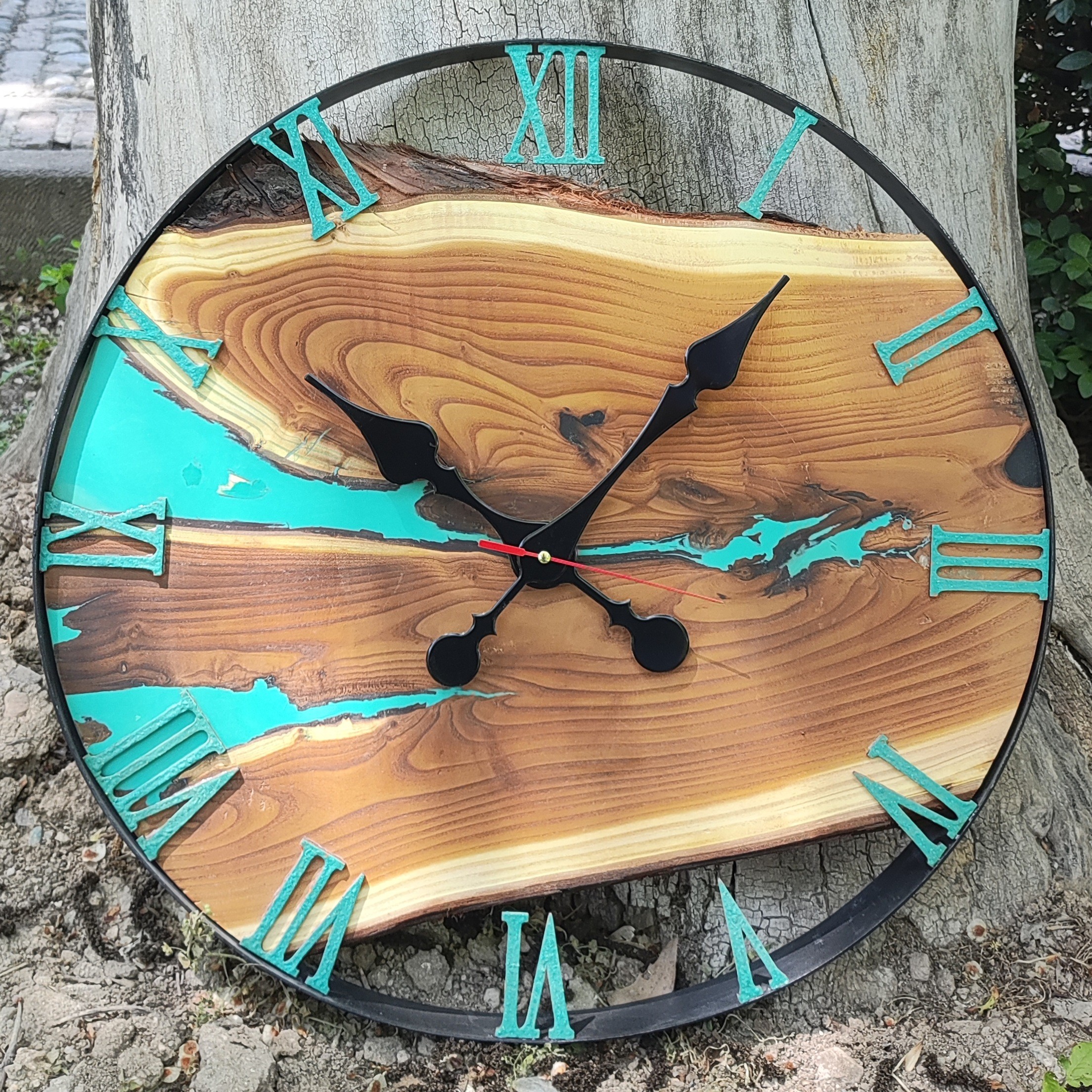 ساعت دیواری چوب و رزین قطر 50 فریم فلزی ساخته شده با چوب سنجد و رزین اعداد چوبی موتور آرام گرد و بی صدا با 3سال ضمانت