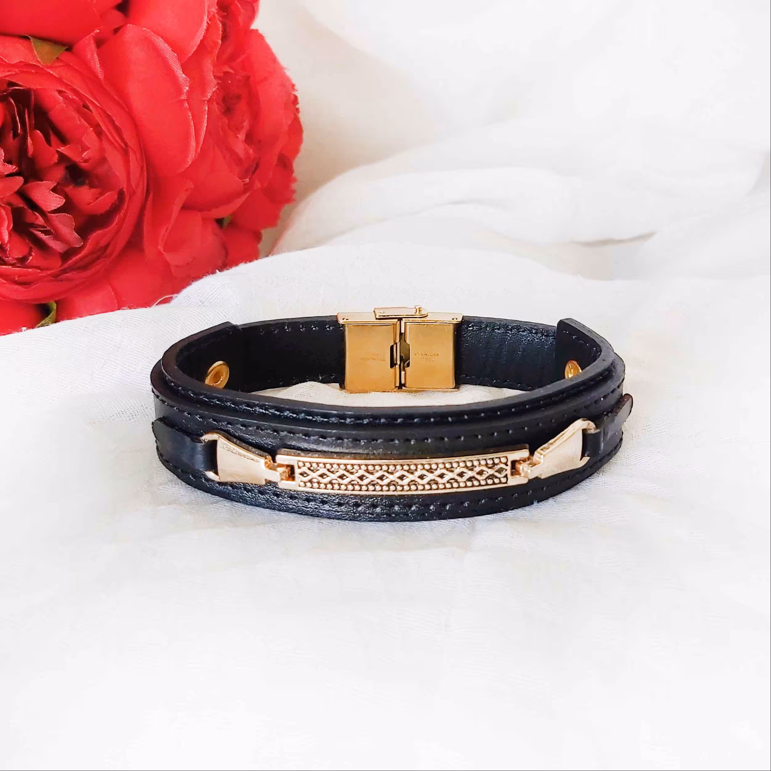 دستبند چرم طبیعی دستساز مردانه و زنانه  طرح شایسته دور دوخت شیک و تمیز  مشکی پلاک استیل رنگ ثابت چند لایه با دوام