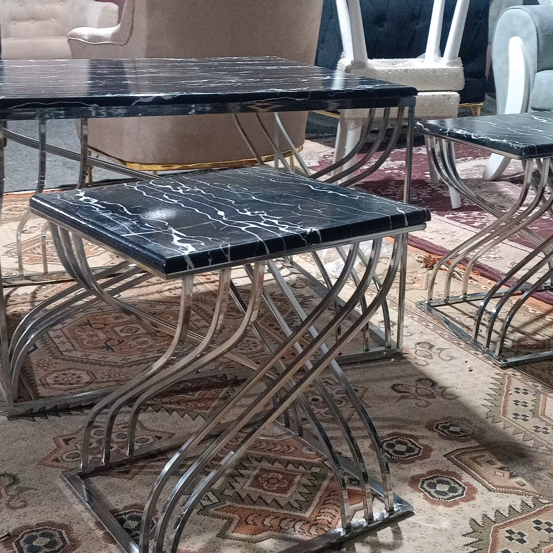 جلو مبلی زیبا فلزی آبکاری شده