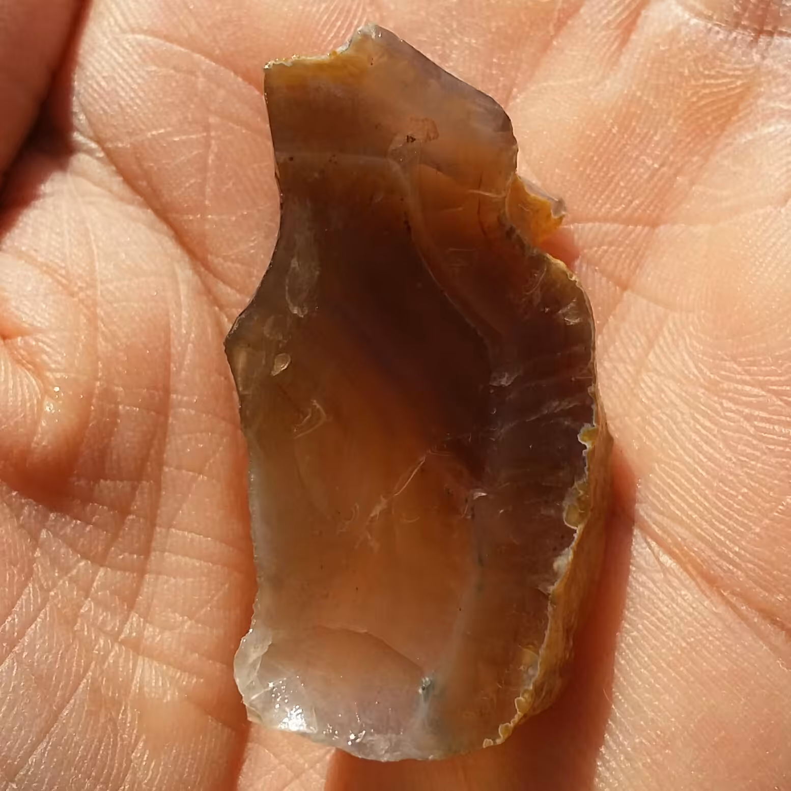 سنگ راف عقیق عسلی خرمایی پر رنگ محشر 
100درصد طبیعی شاهکار خلقت
