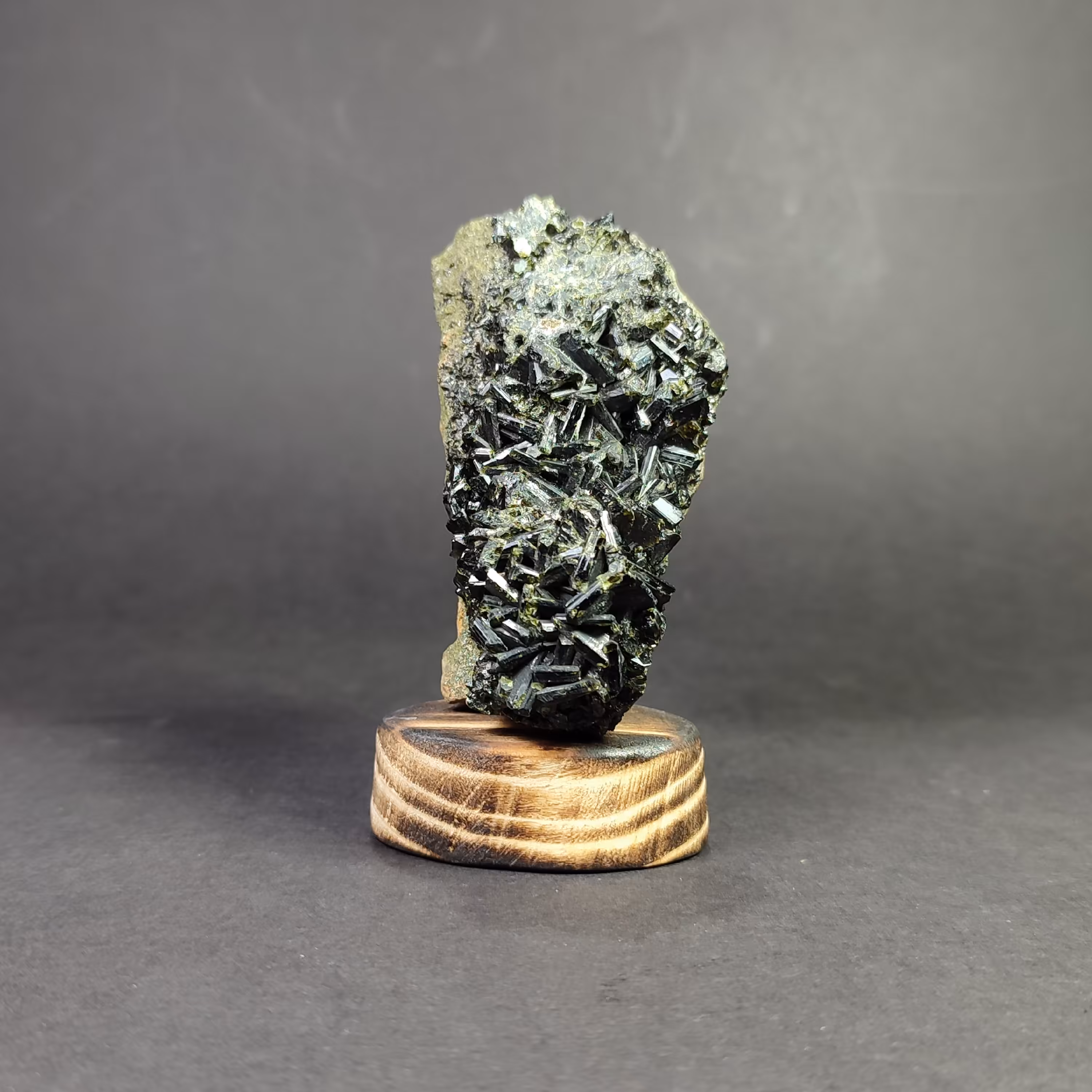 سنگ اپیدوت با پایه چوبی