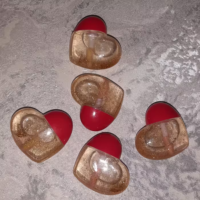 بالم لب قلبی بسیار خوشبو و خوش رنگ شاین ریز داره یا رژ حرارتی قلبی رنگ صورتی کمرنگ و زیبا به لباتون میده 