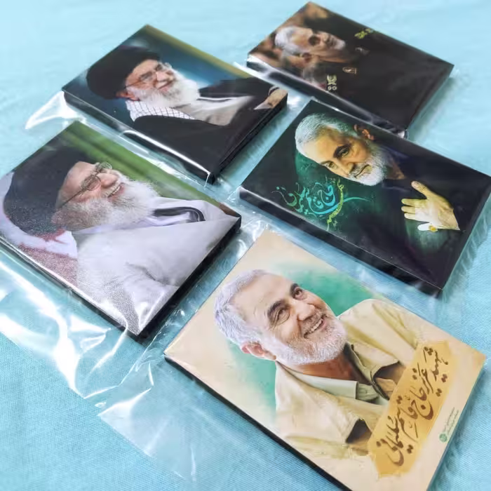 شاسی کوچک سایز 6 در 9 طرح رهبر و شهید حاج قاسم سلیمانی (موجودی بگیرید)